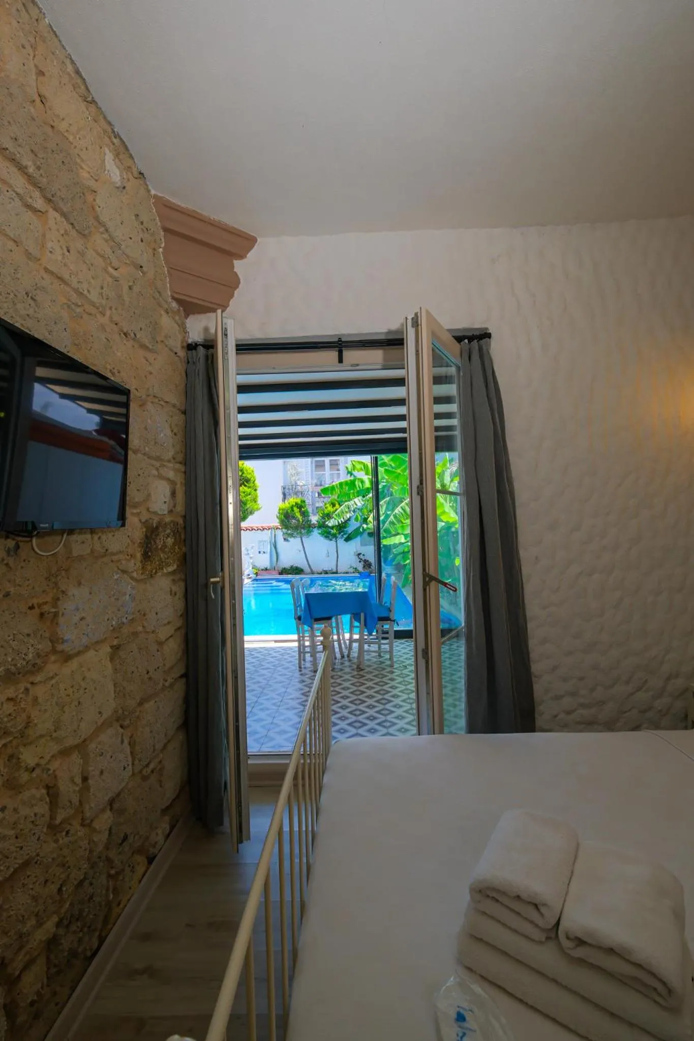 Pool view, Bed in Kybele Suites Alaçatı