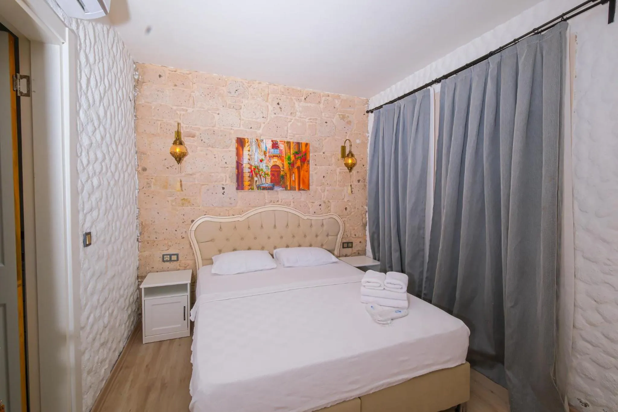 Photo of the whole room, Bed in Kybele Suites Alaçatı