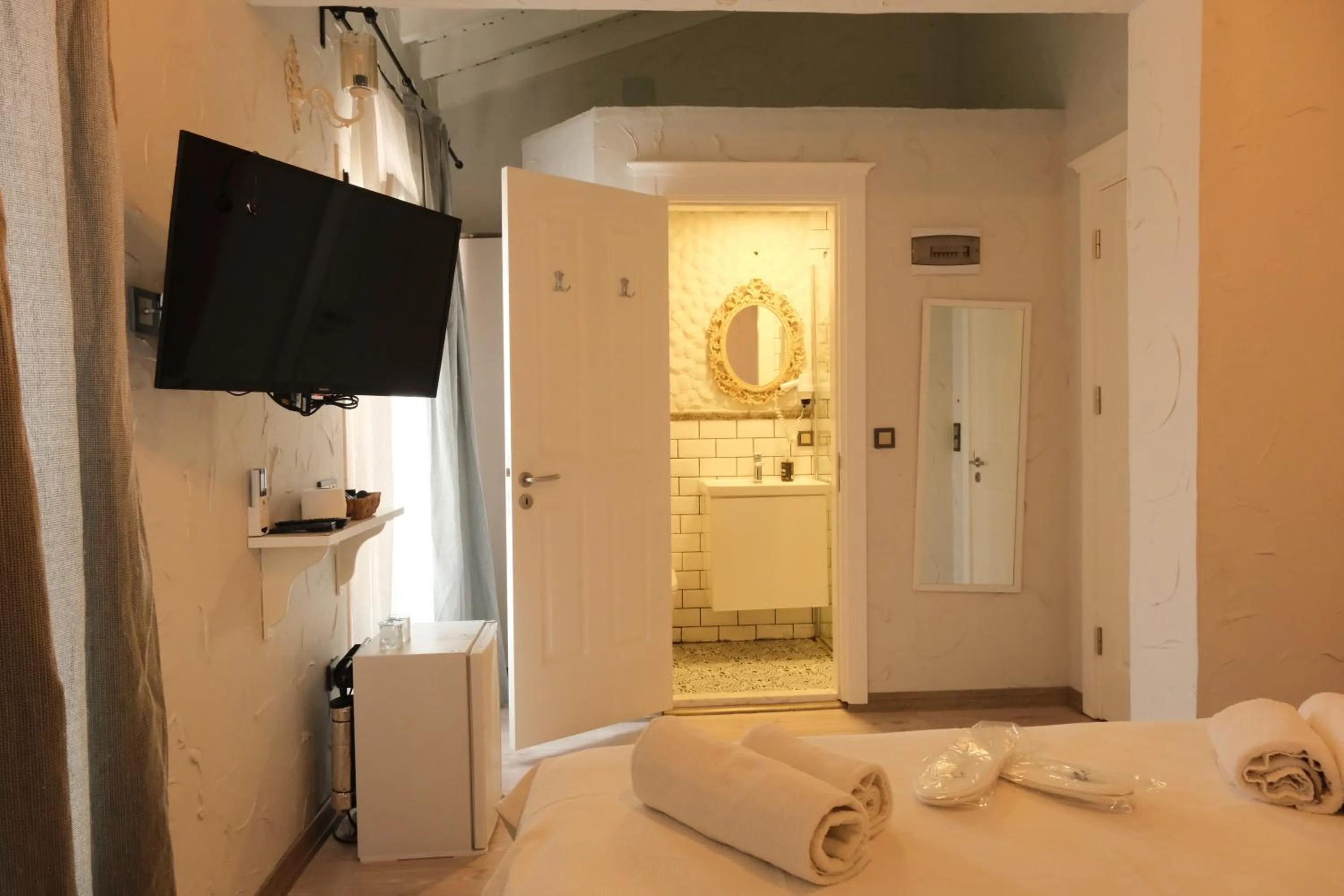 Bathroom, Bed in Kybele Suites Alaçatı