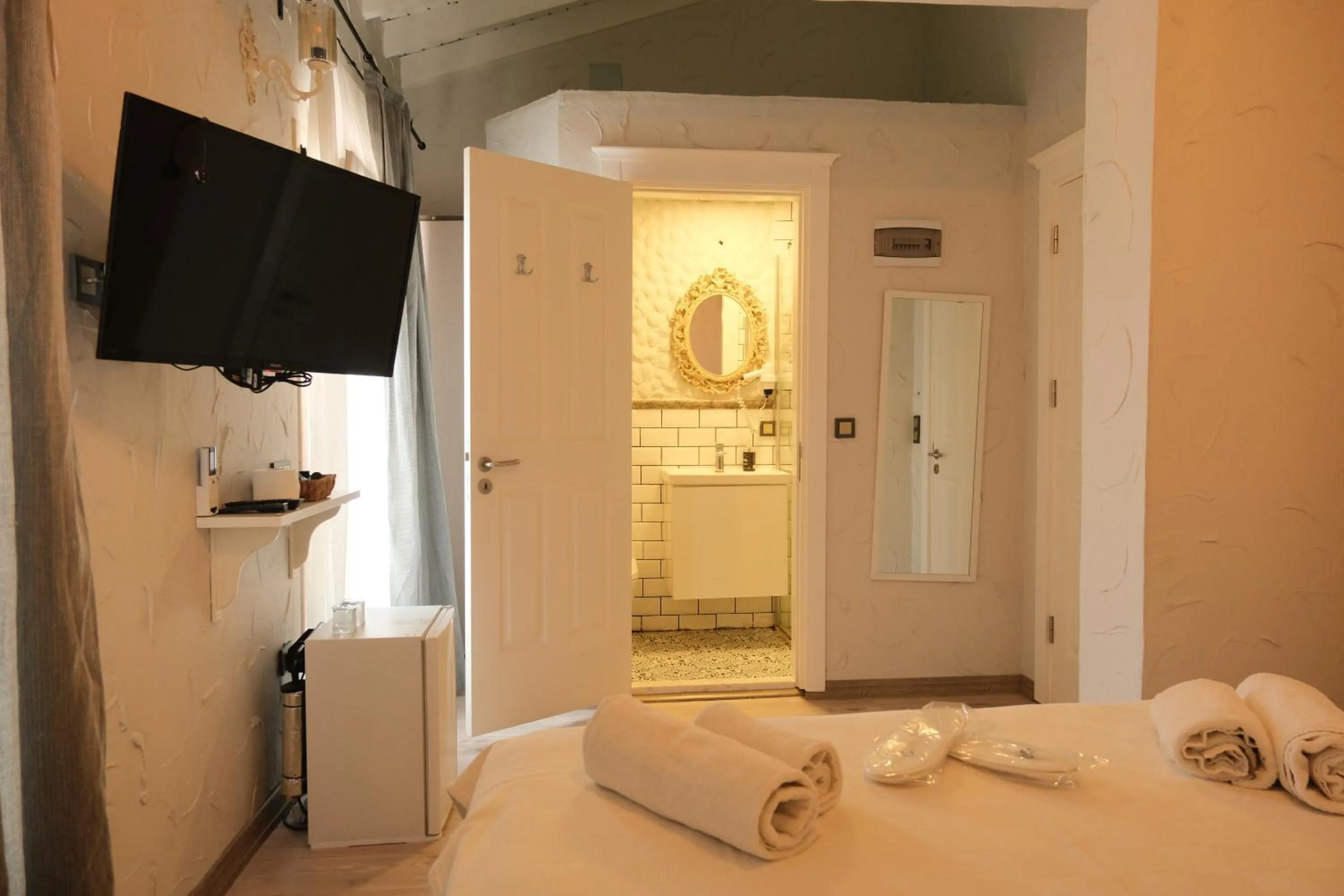 Shower, Bed in Kybele Suites Alaçatı