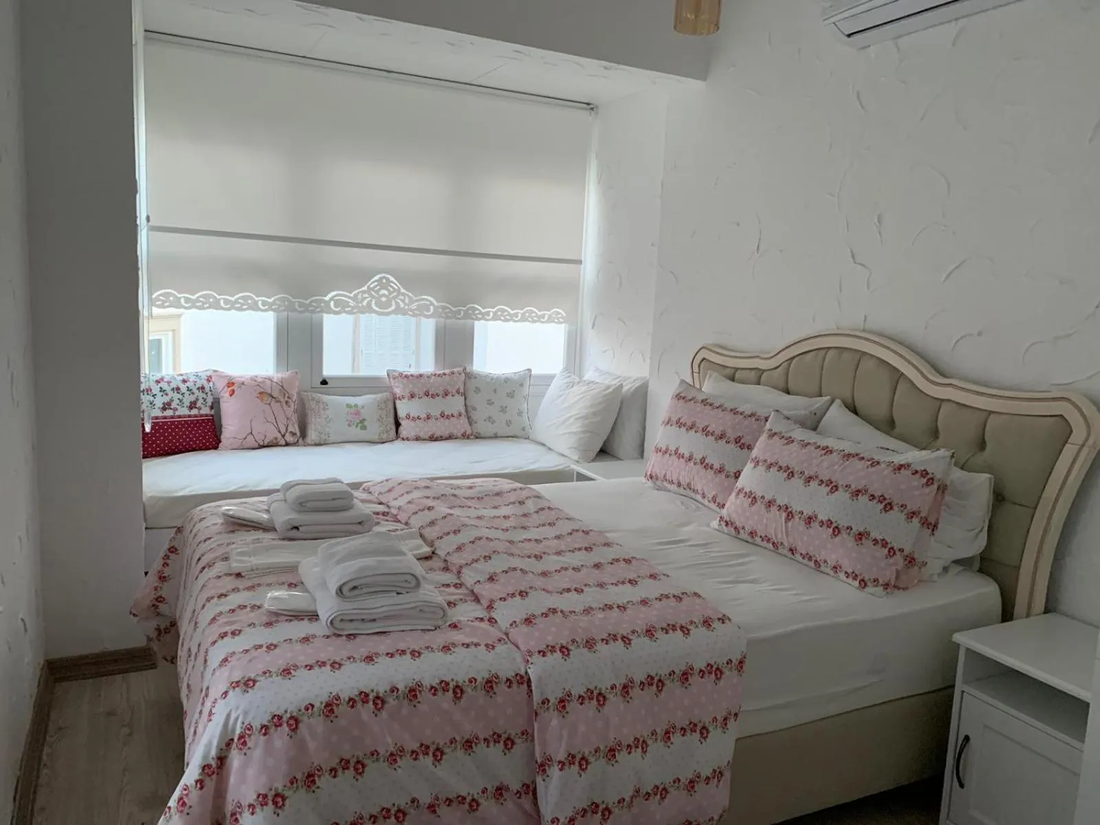 Photo of the whole room, Bed in Kybele Suites Alaçatı