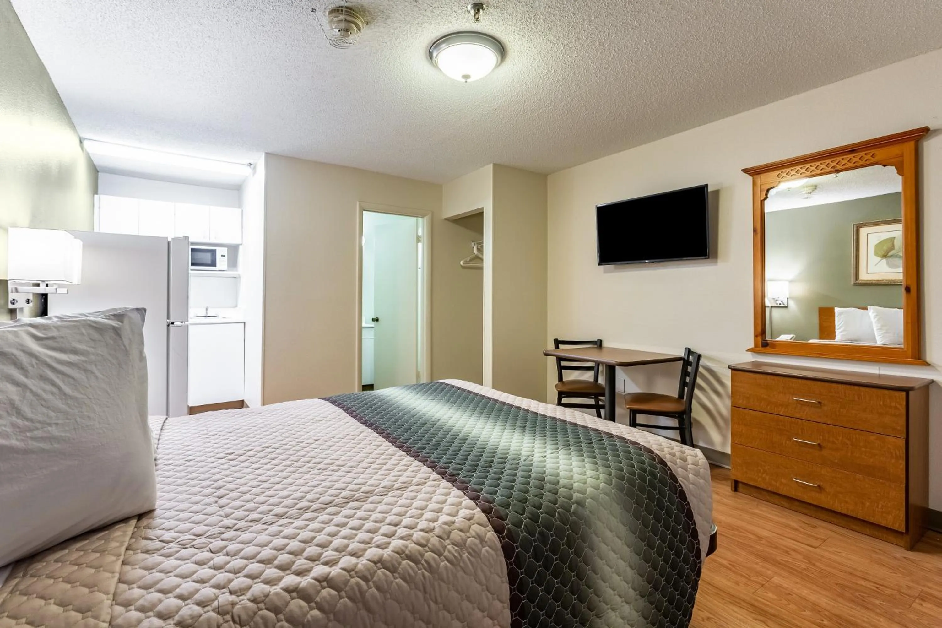 Photo of the whole room, Bed in HomeTowne Studios by Red Roof Atlanta NE – Norcross South