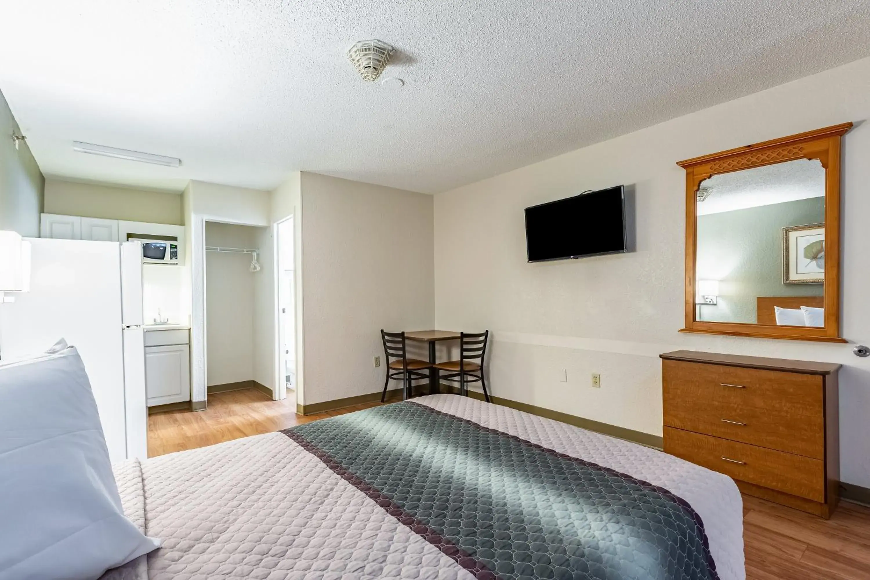 Studio King Room Non-Smoking in HomeTowne Studios by Red Roof Atlanta NE – Norcross South Studio King Room Non-Smoking in HomeTowne Studios by Red Roof Atlanta NE – Norcross South