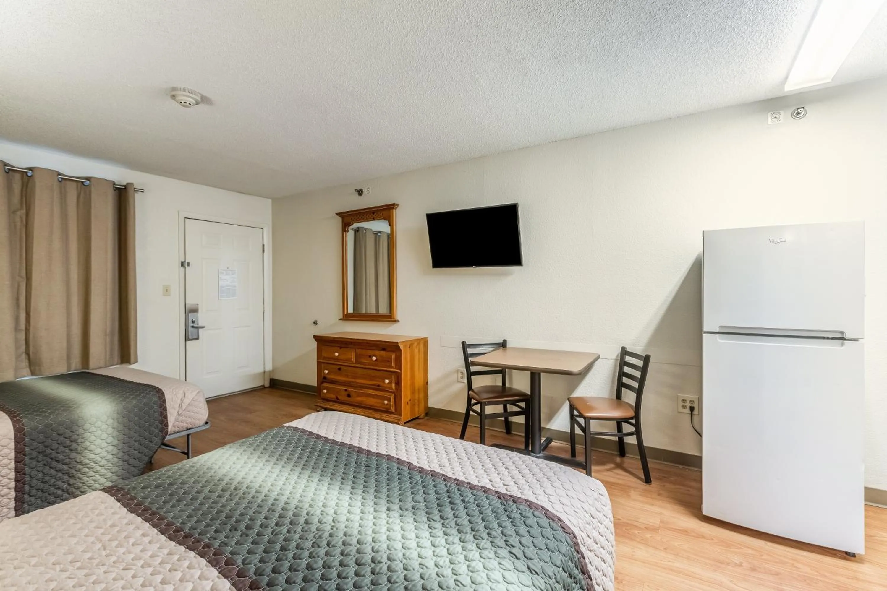 Photo of the whole room, Bed in HomeTowne Studios by Red Roof Atlanta NE – Norcross South