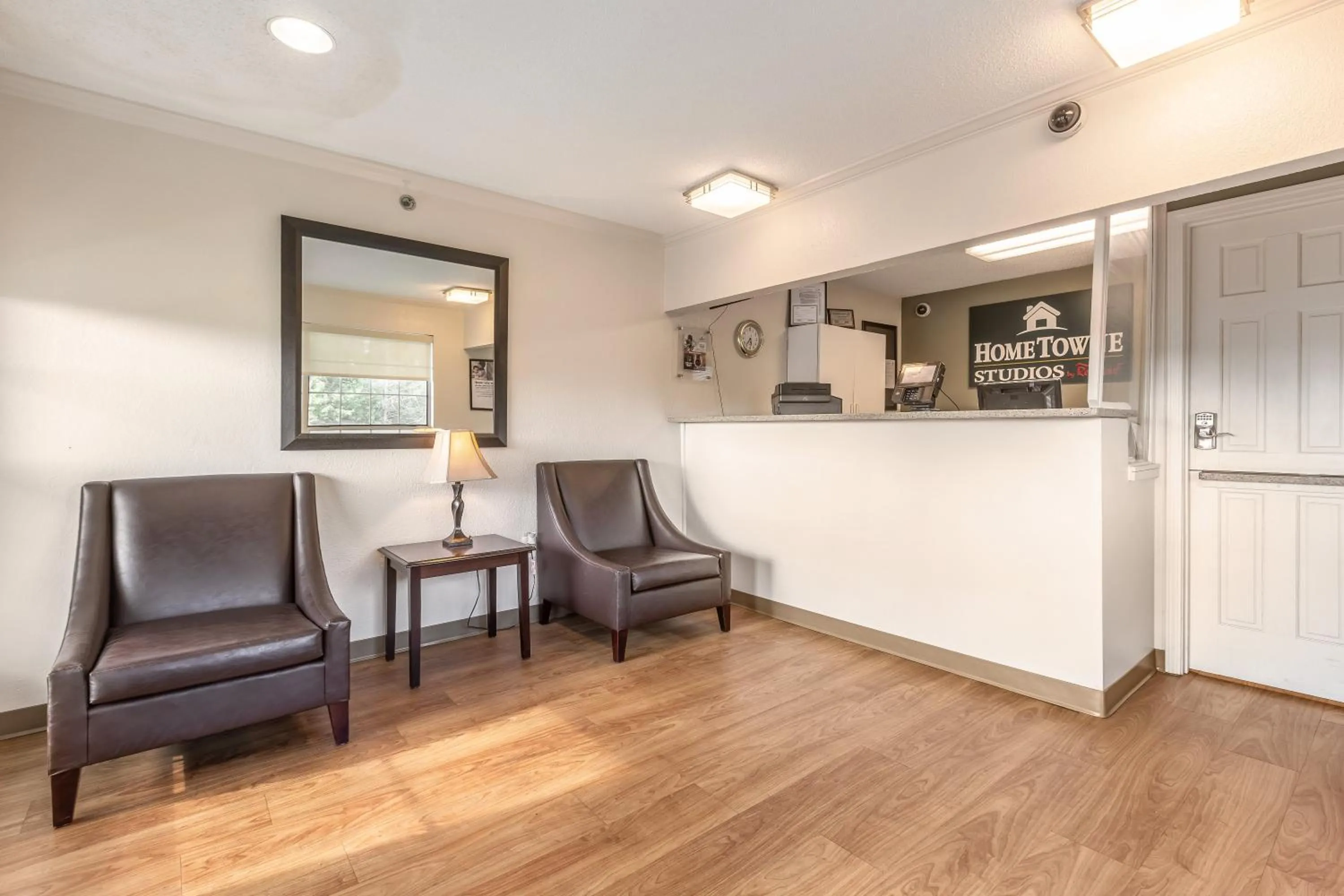 Lobby or reception in HomeTowne Studios by Red Roof Atlanta NE – Norcross South