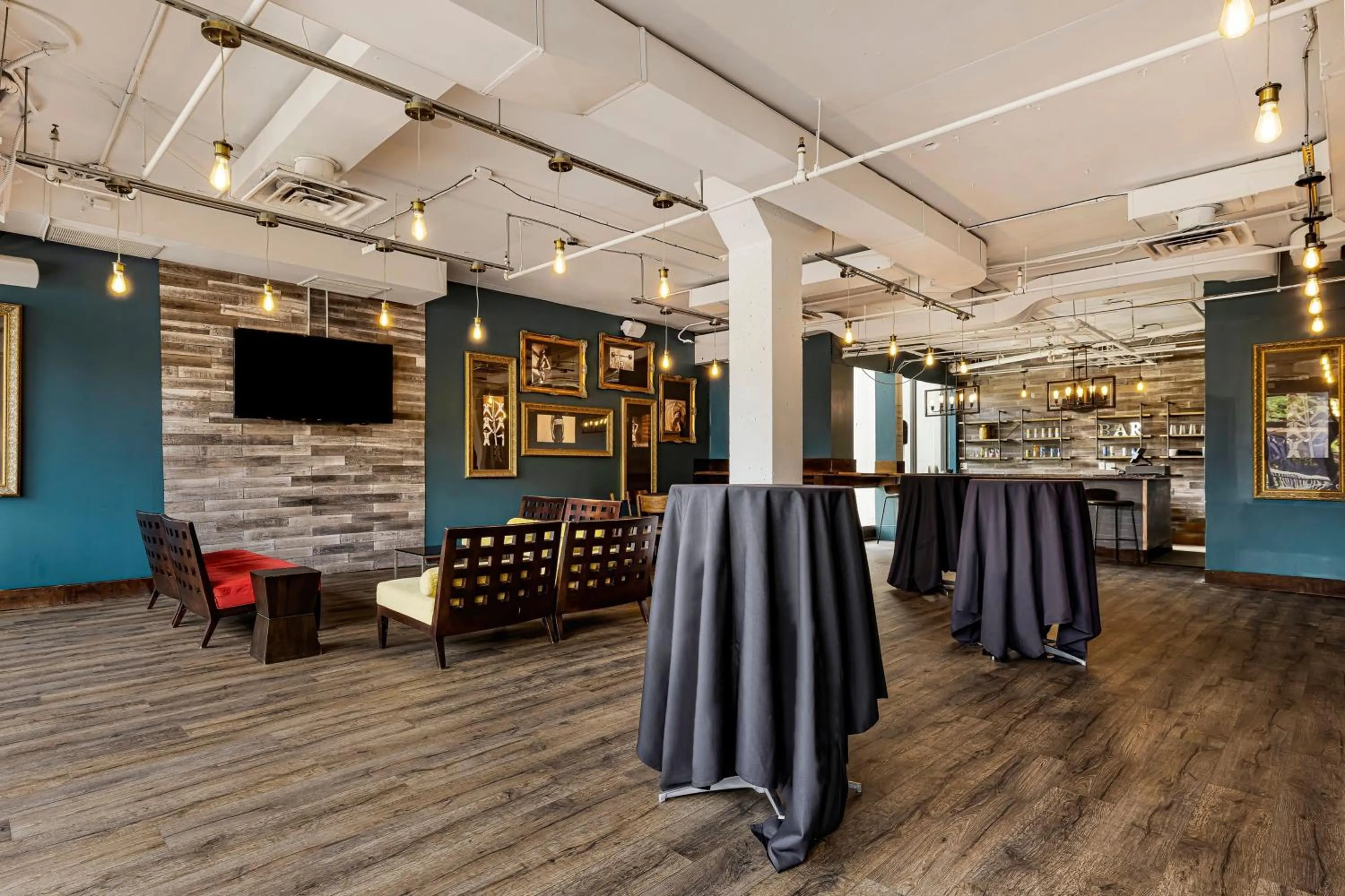 Swimming pool in Hotel Preston Nashville Airport