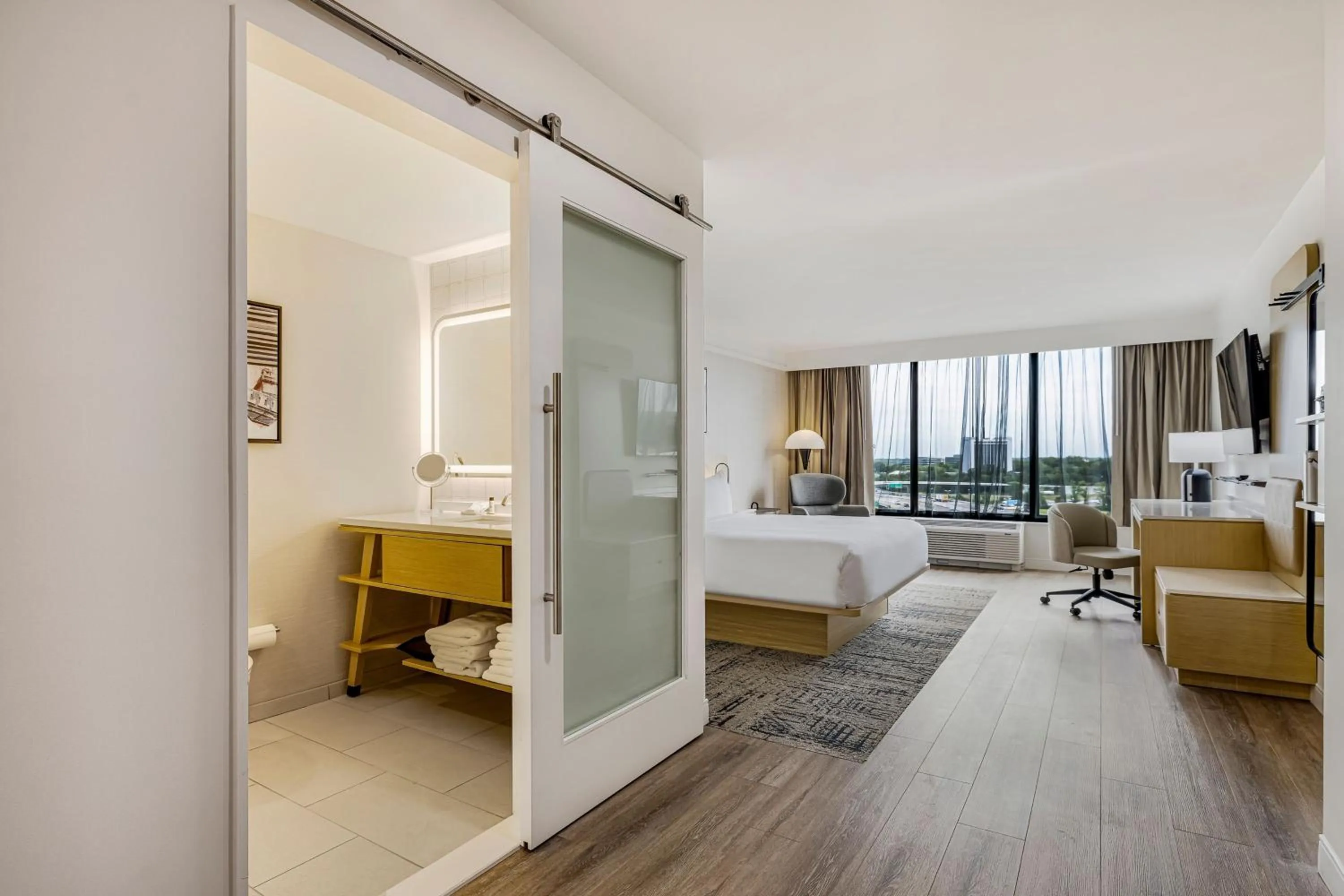 Photo of the whole room, Bed in Hotel Preston Nashville Airport