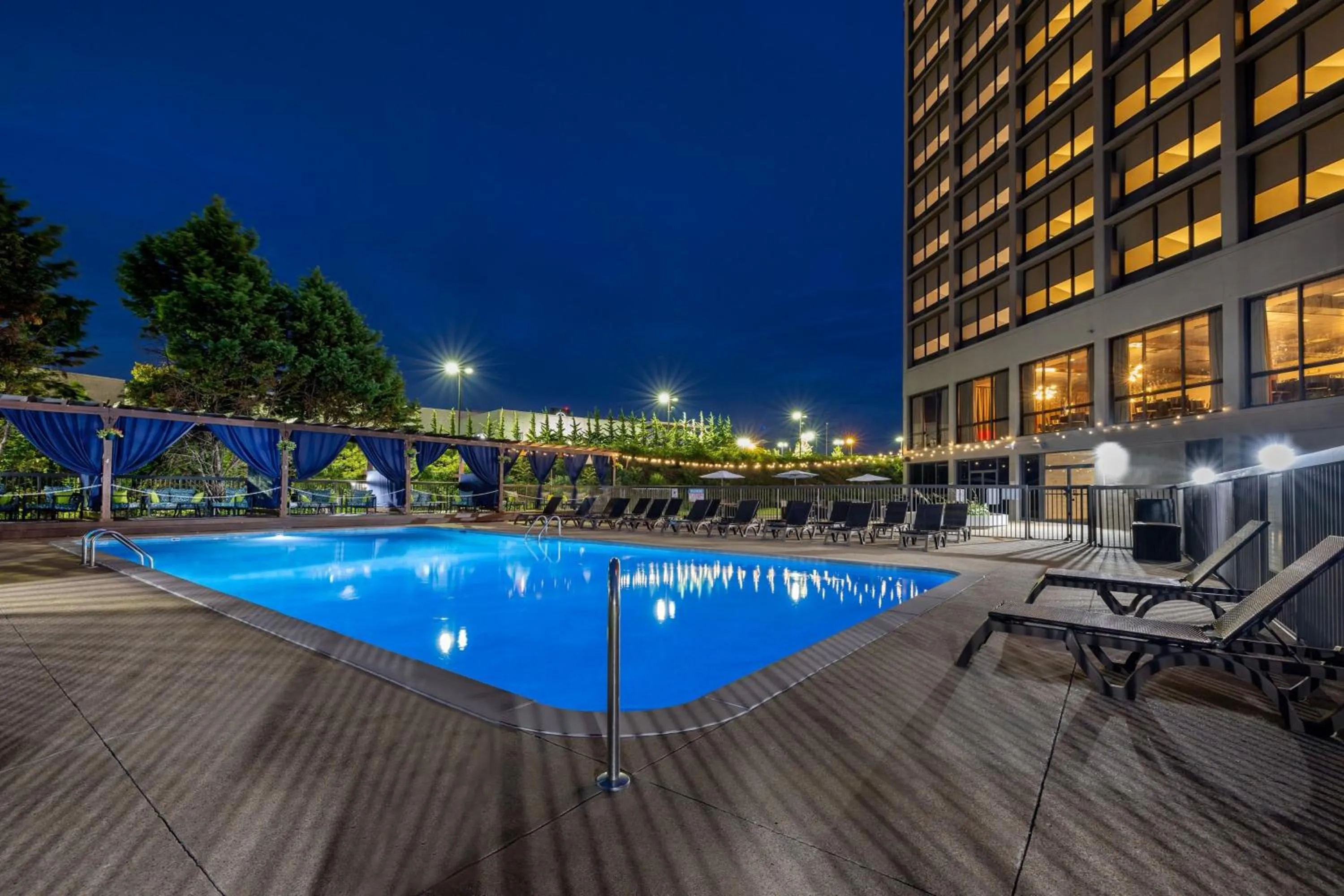 Swimming pool in Hotel Preston Nashville Airport
