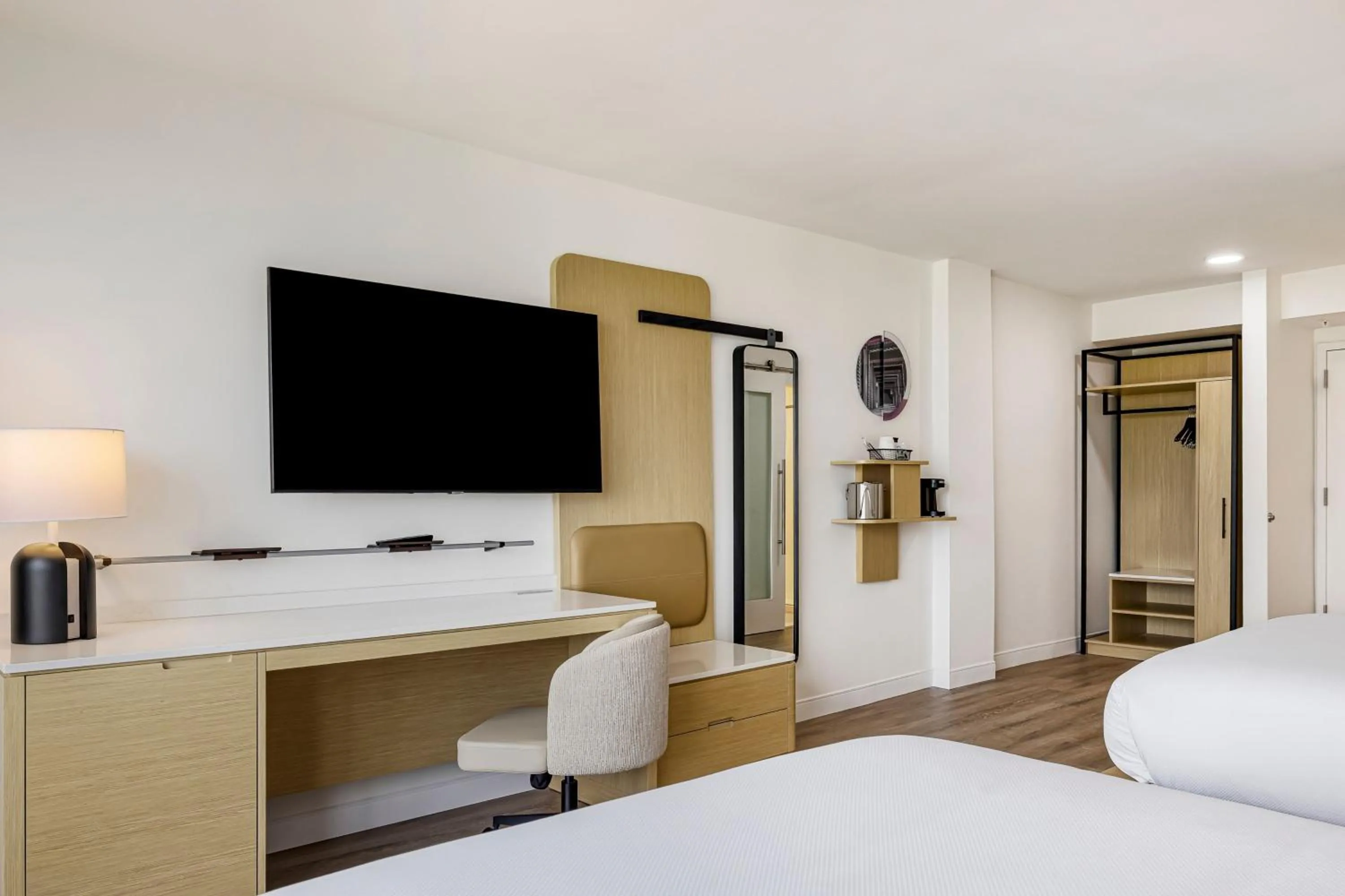 Photo of the whole room, Bed in Hotel Preston Nashville Airport