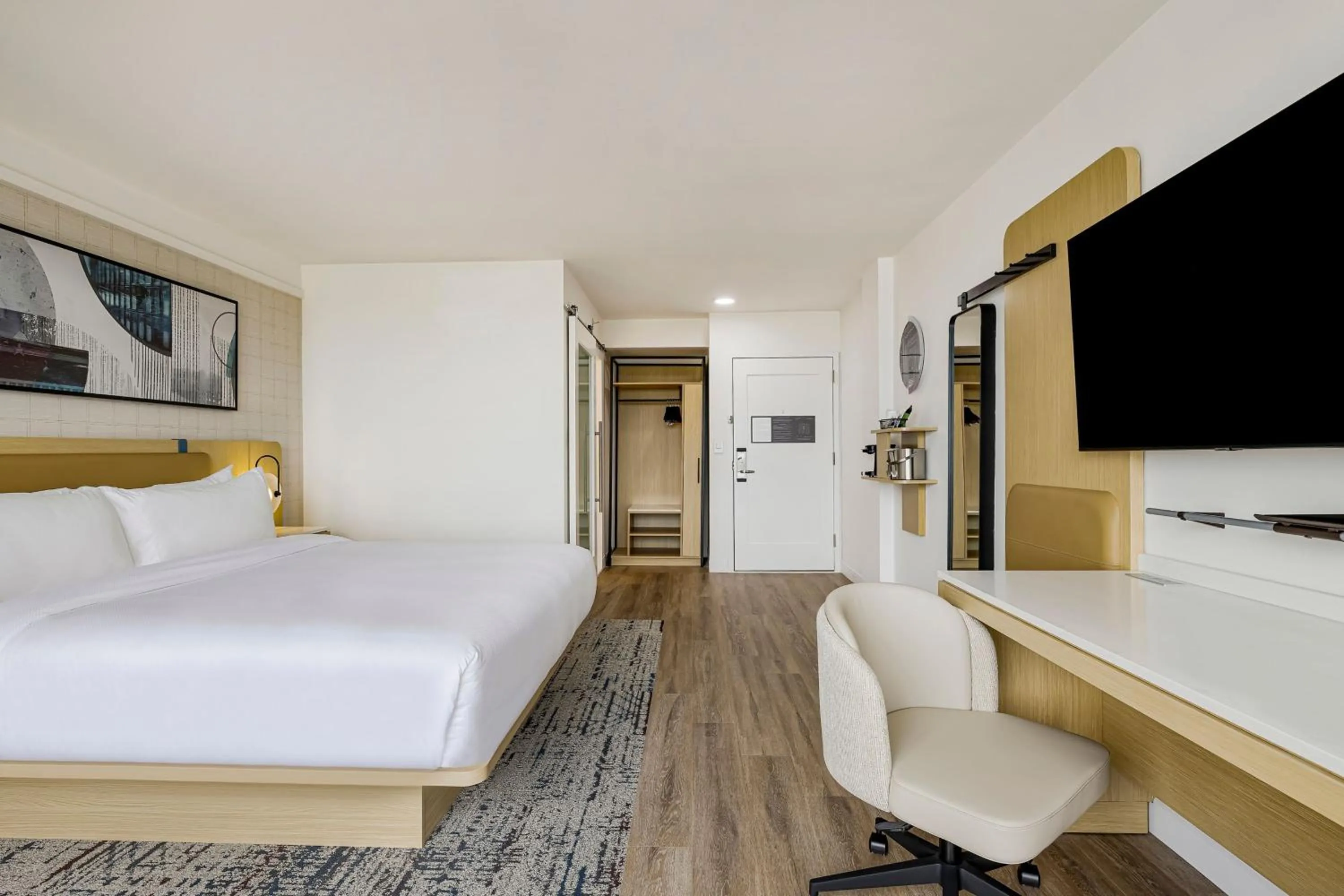 Photo of the whole room, Bed in Hotel Preston Nashville Airport