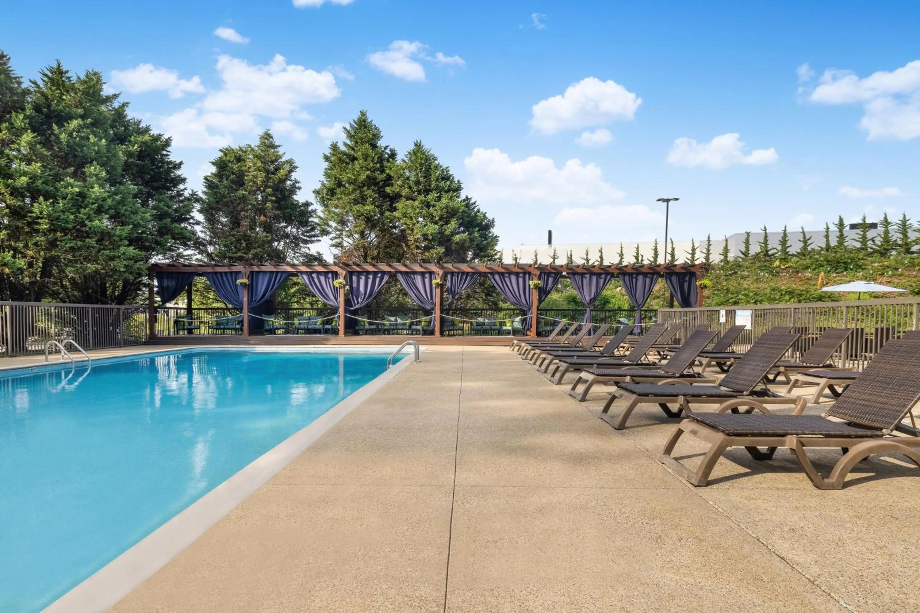 Swimming pool in Hotel Preston Nashville Airport
