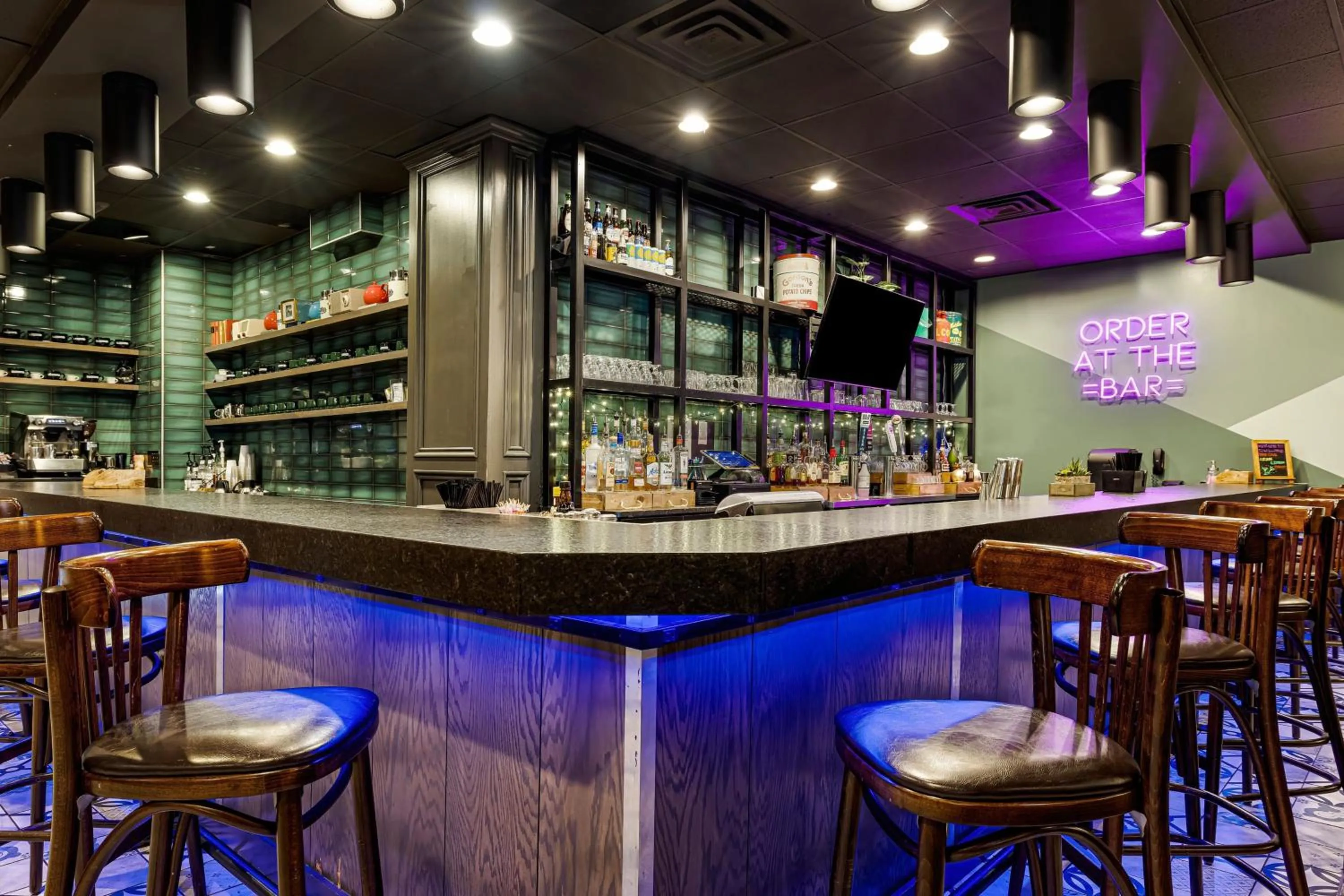 Restaurant/places to eat in Hotel Preston Nashville Airport