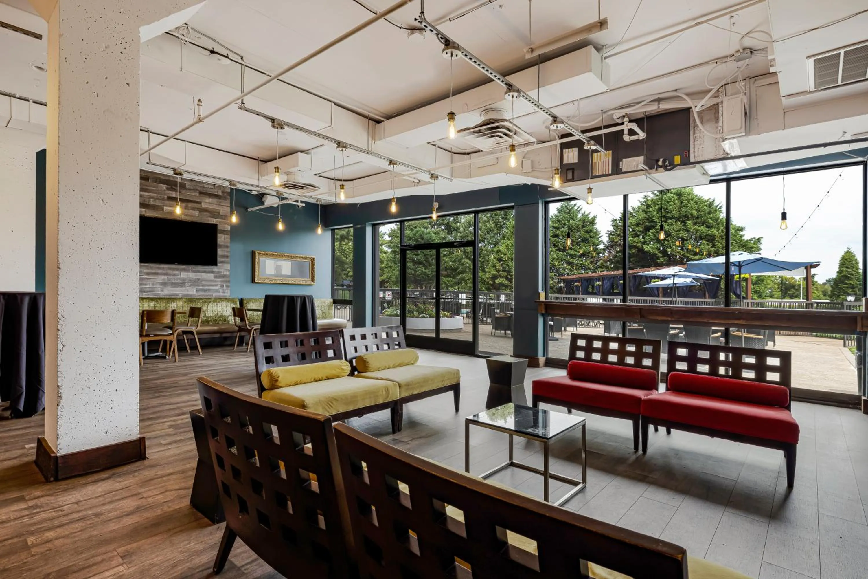 Restaurant/places to eat in Hotel Preston Nashville Airport