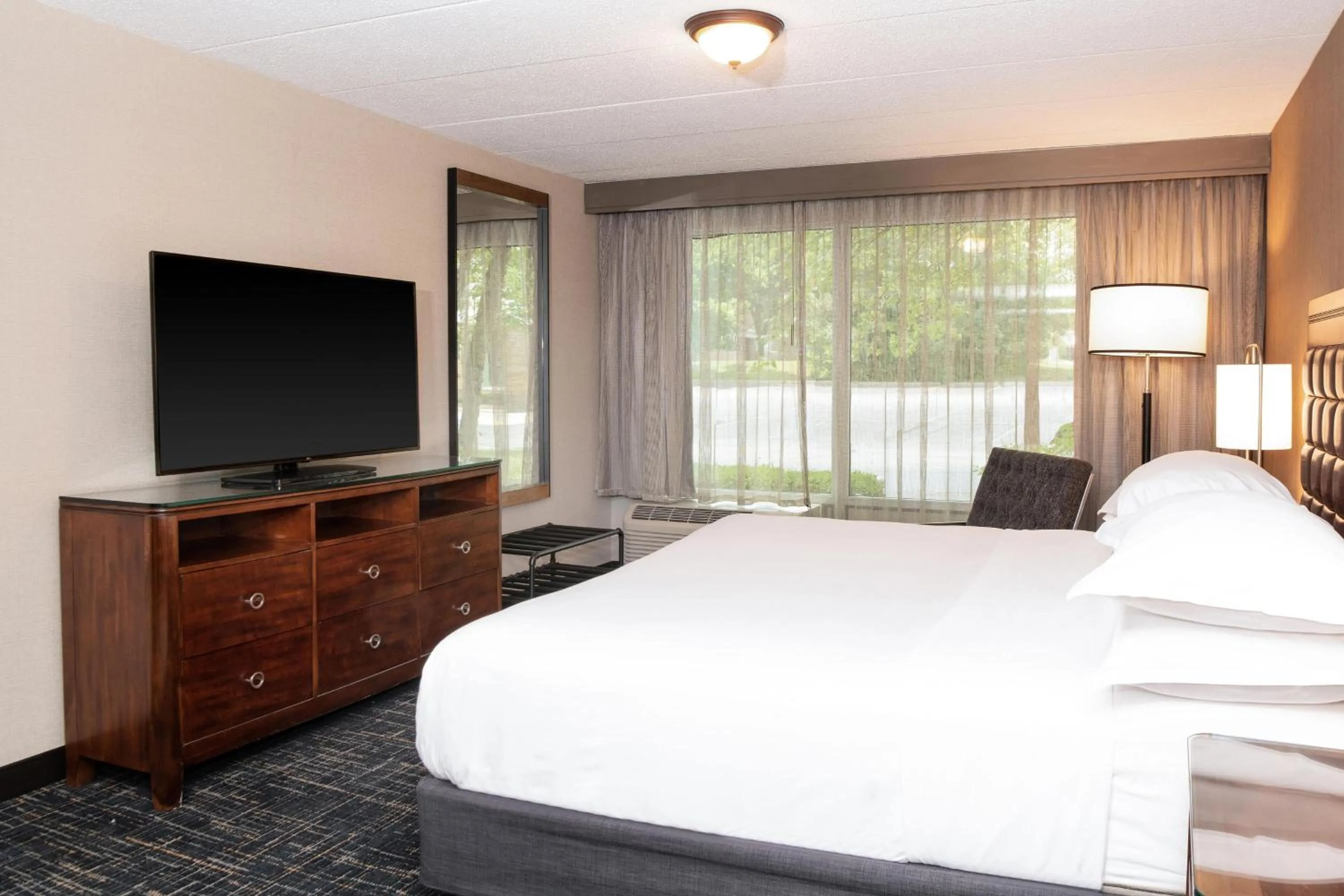 Bedroom, Bed in Sheraton Ann Arbor Hotel