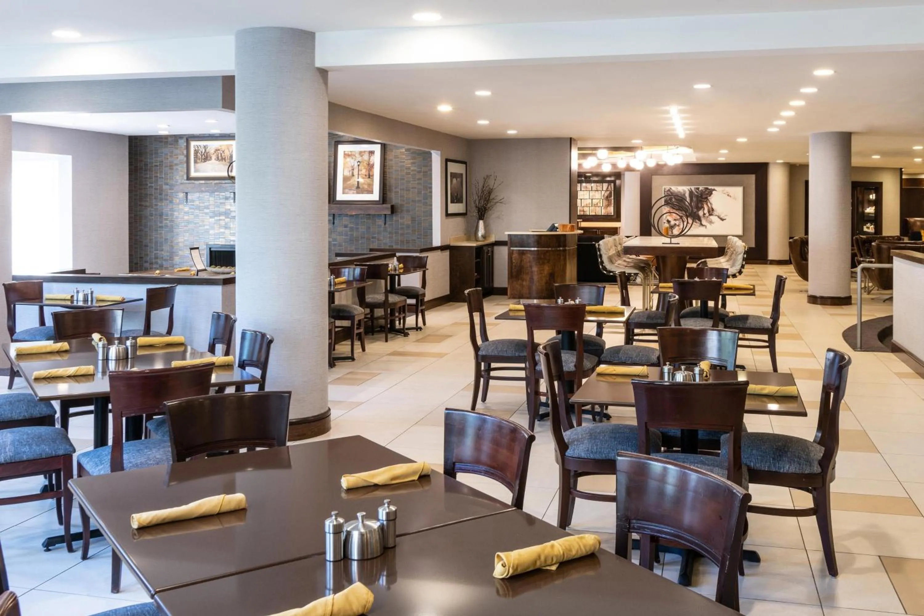 Restaurant/places to eat in Sheraton Ann Arbor Hotel