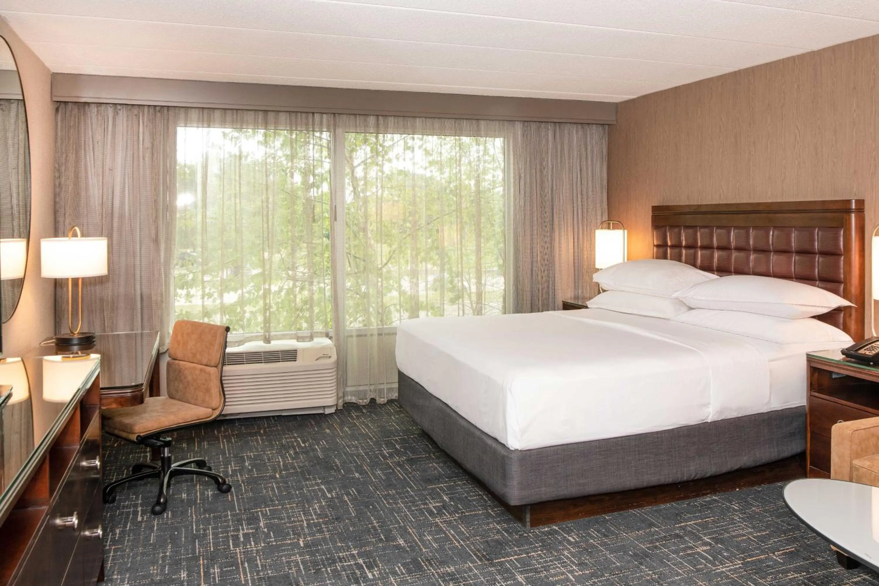 Bedroom, Bed in Sheraton Ann Arbor Hotel