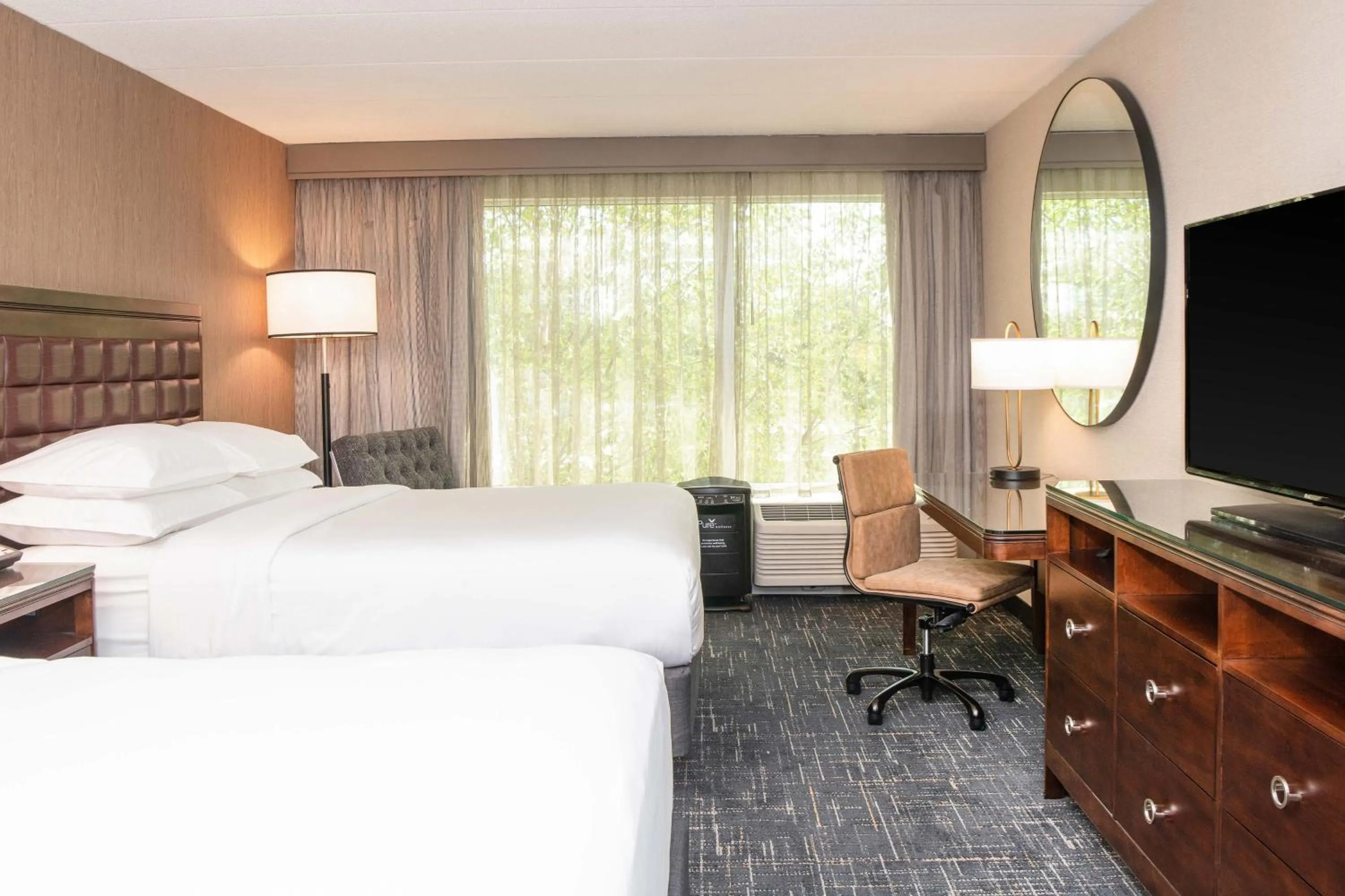 Photo of the whole room, Bed in Sheraton Ann Arbor Hotel