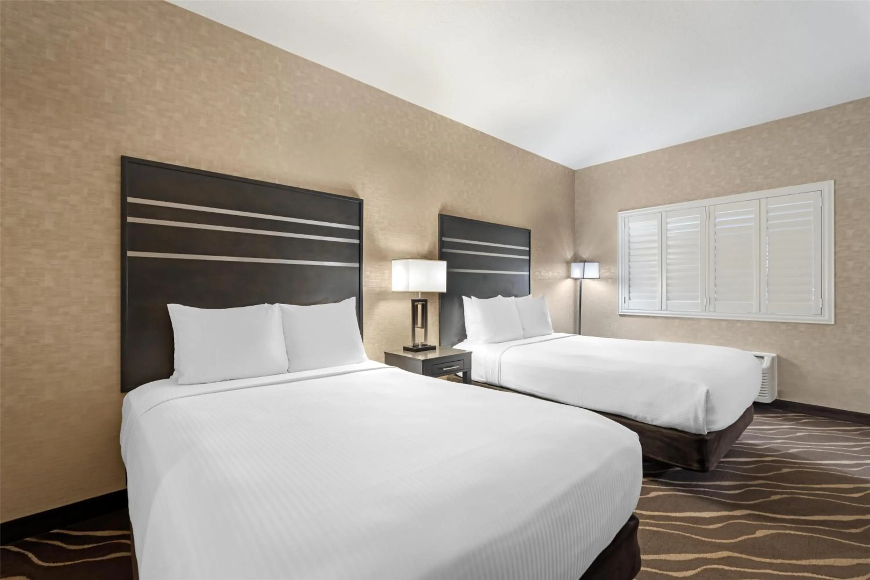 Bedroom, Bed in Best Western Plus Park Place Inn - Mini Suites