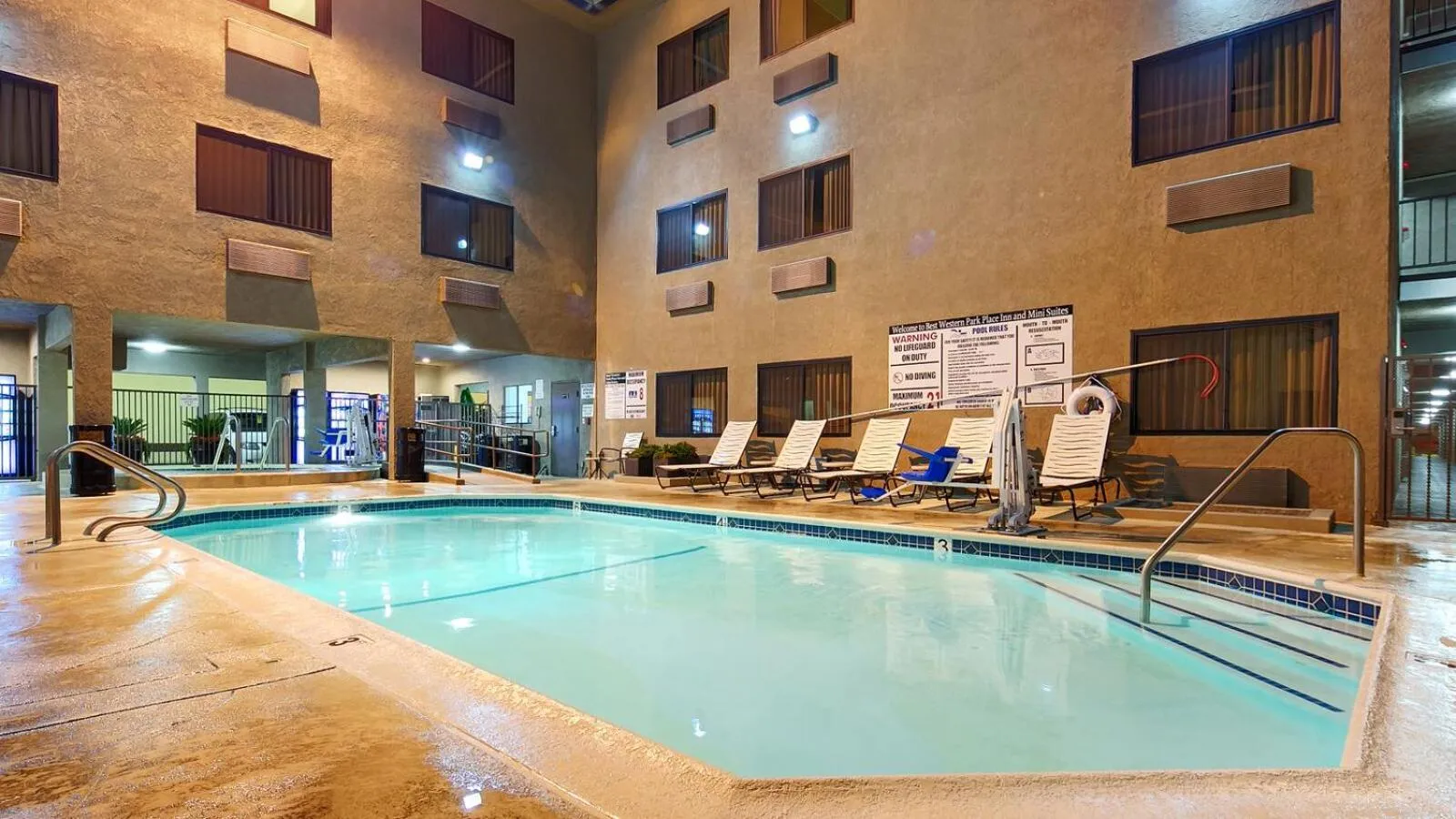 Swimming pool in Best Western Plus Park Place Inn - Mini Suites