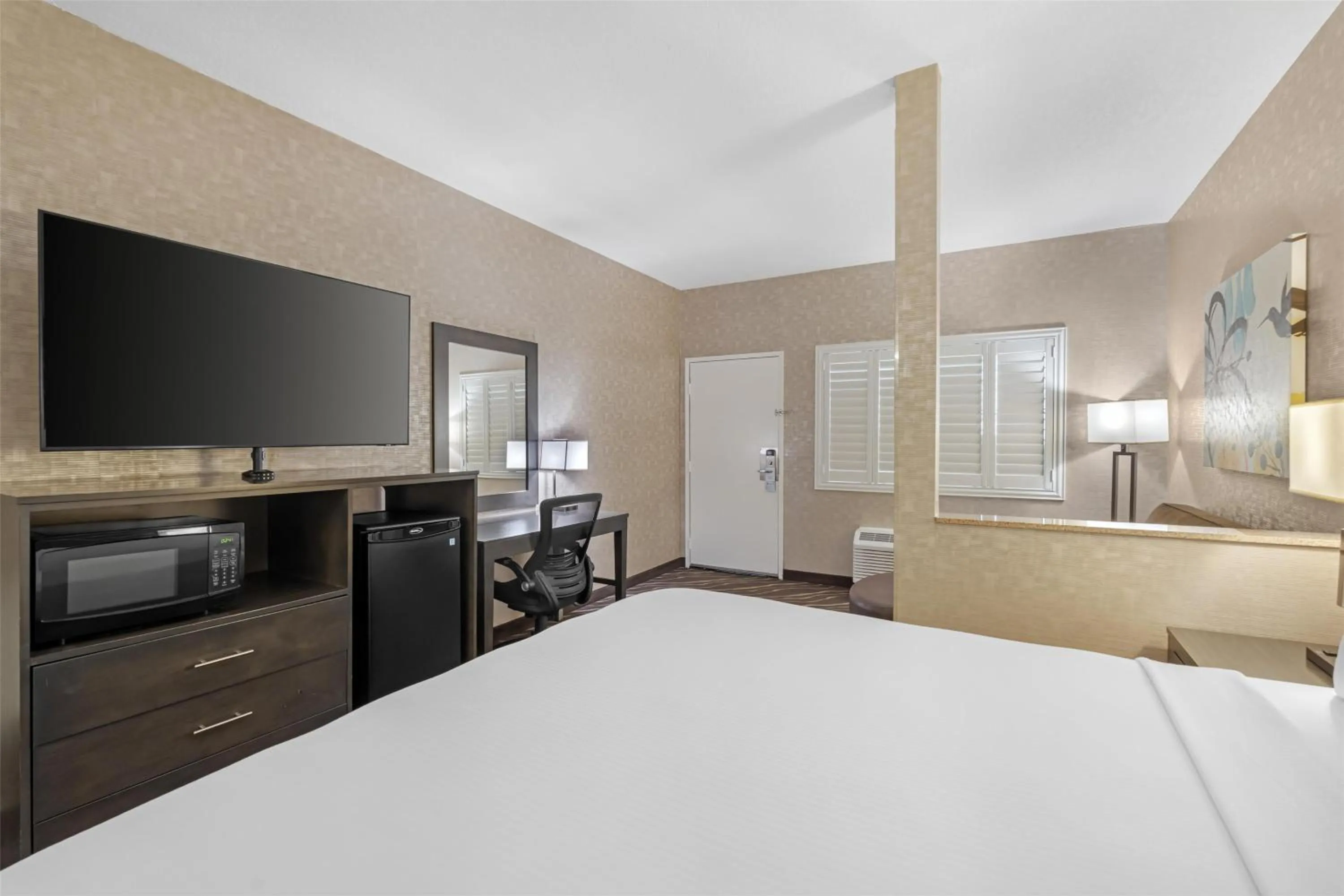 Bedroom, Bed in Best Western Plus Park Place Inn - Mini Suites