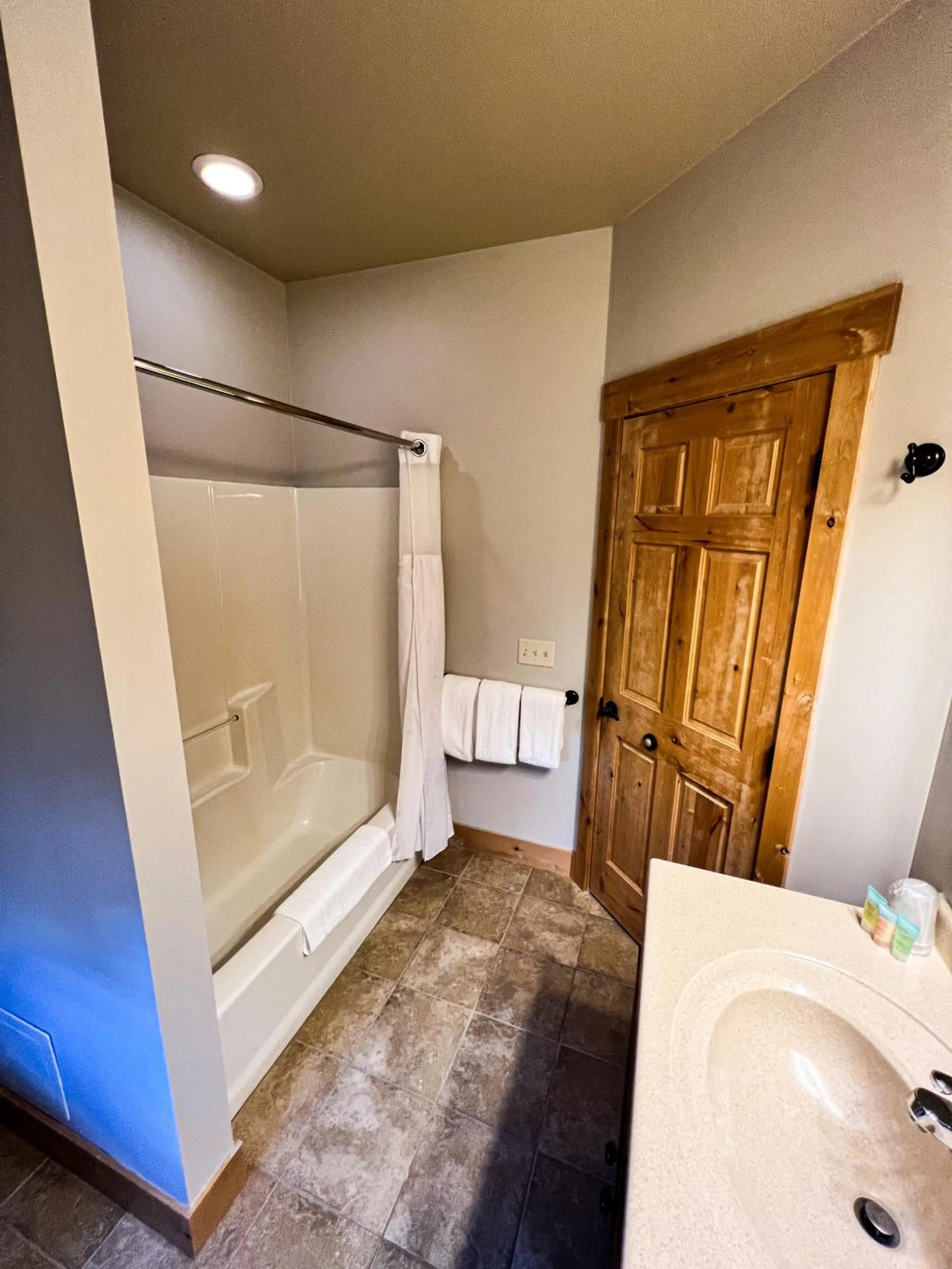 Bathroom in Ruttger's Bay Lake Resort