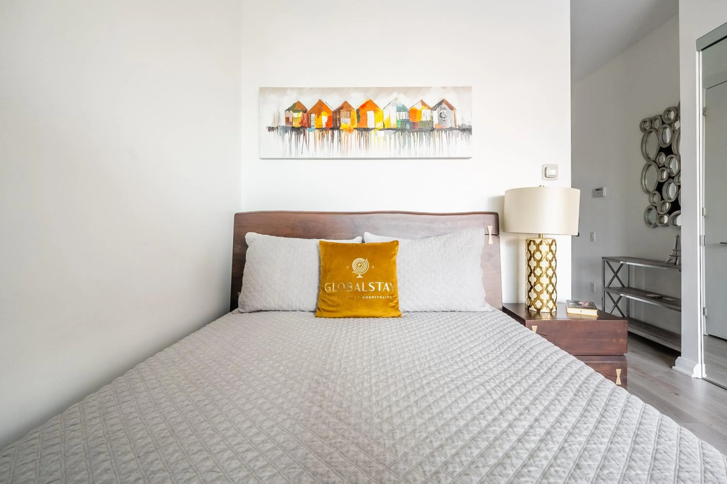 Bed in GLOBALSTAY Charming Yorkville Aprt