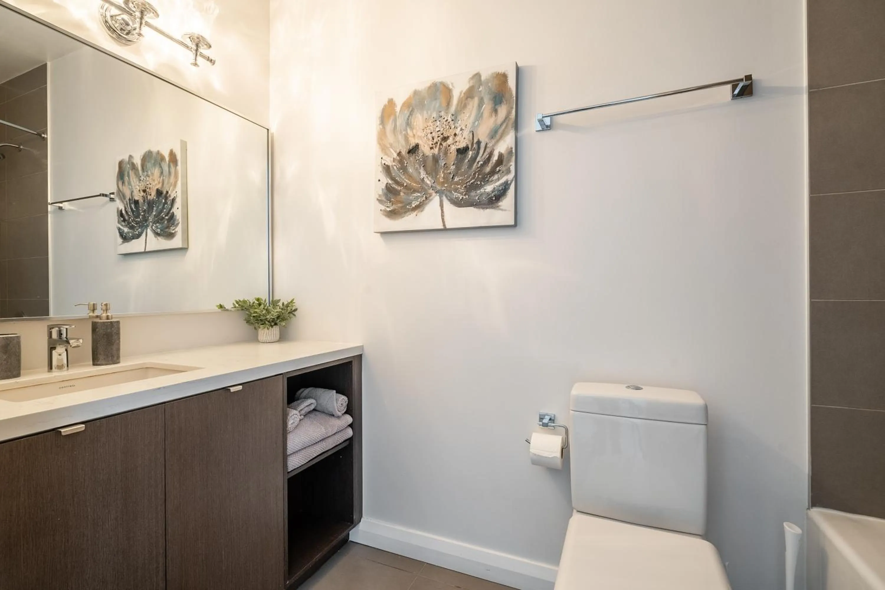 Toilet in GLOBALSTAY Charming Yorkville Aprt