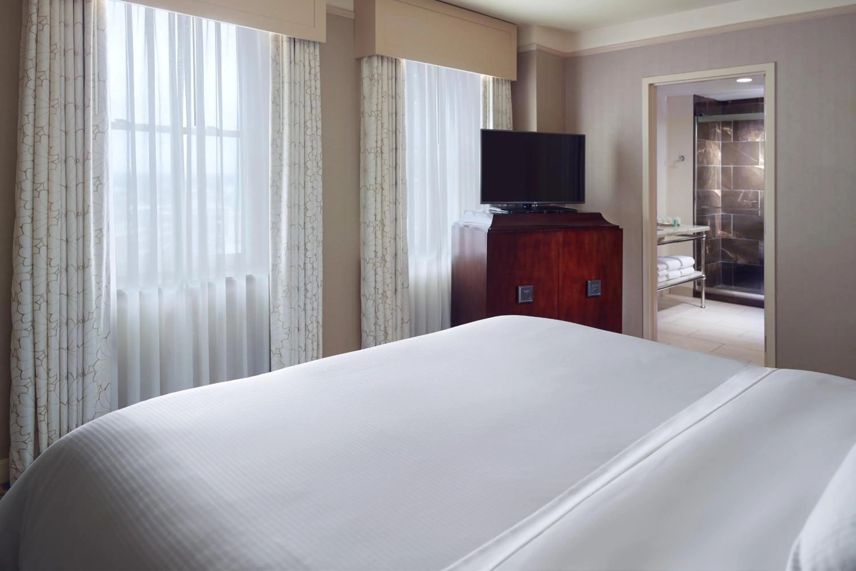 Bedroom, Bed in The Westin Poinsett, Greenville