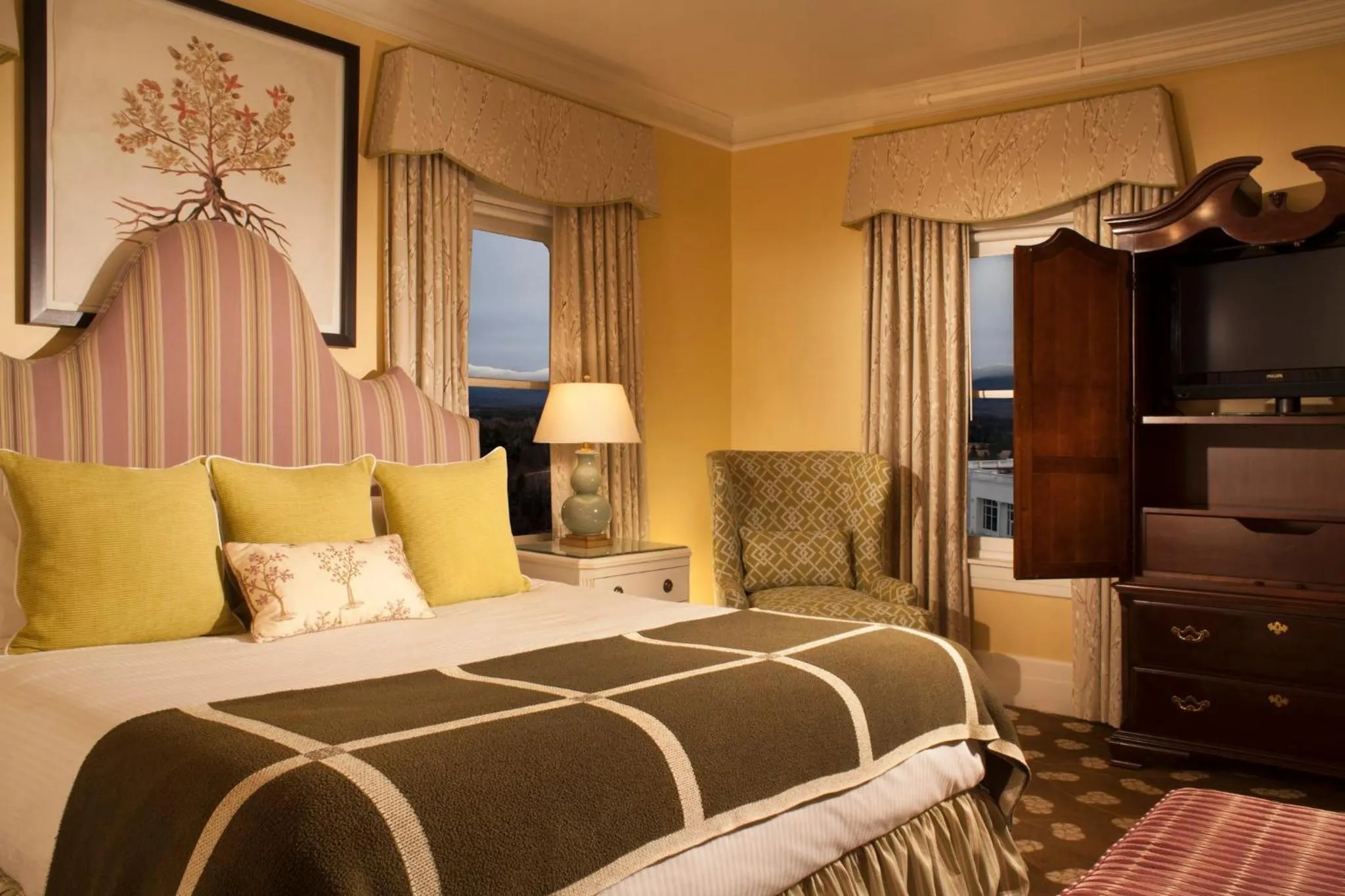 Photo of the whole room, Bed in Omni Mount Washington Resort & Spa