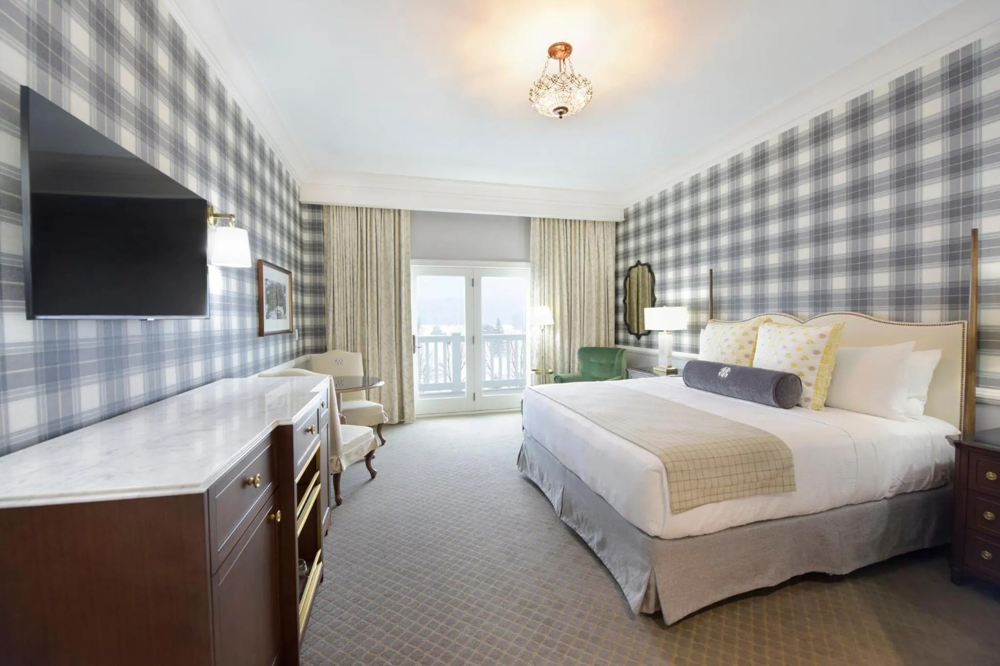 Photo of the whole room, Bed in Omni Mount Washington Resort & Spa