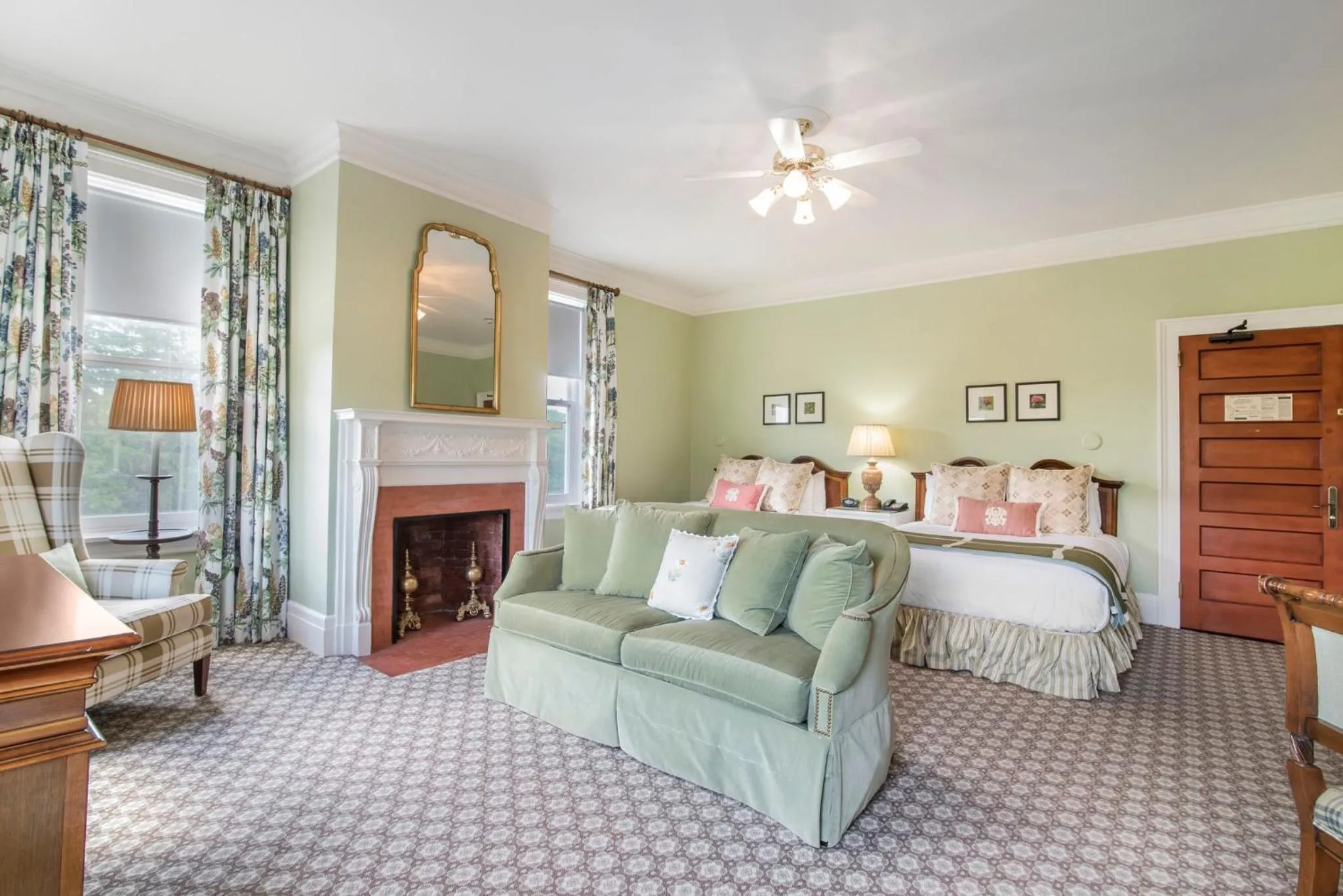 Photo of the whole room, Bed in Omni Mount Washington Resort & Spa