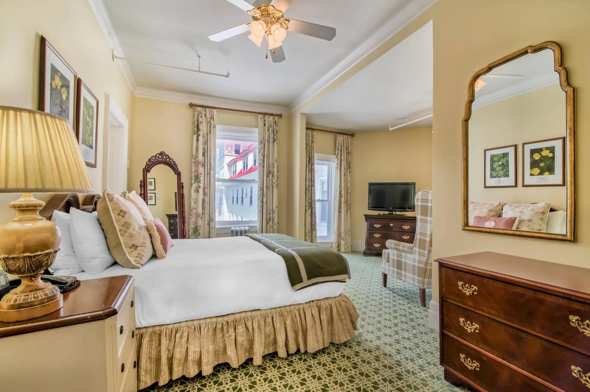 Photo of the whole room, Bed in Omni Mount Washington Resort & Spa