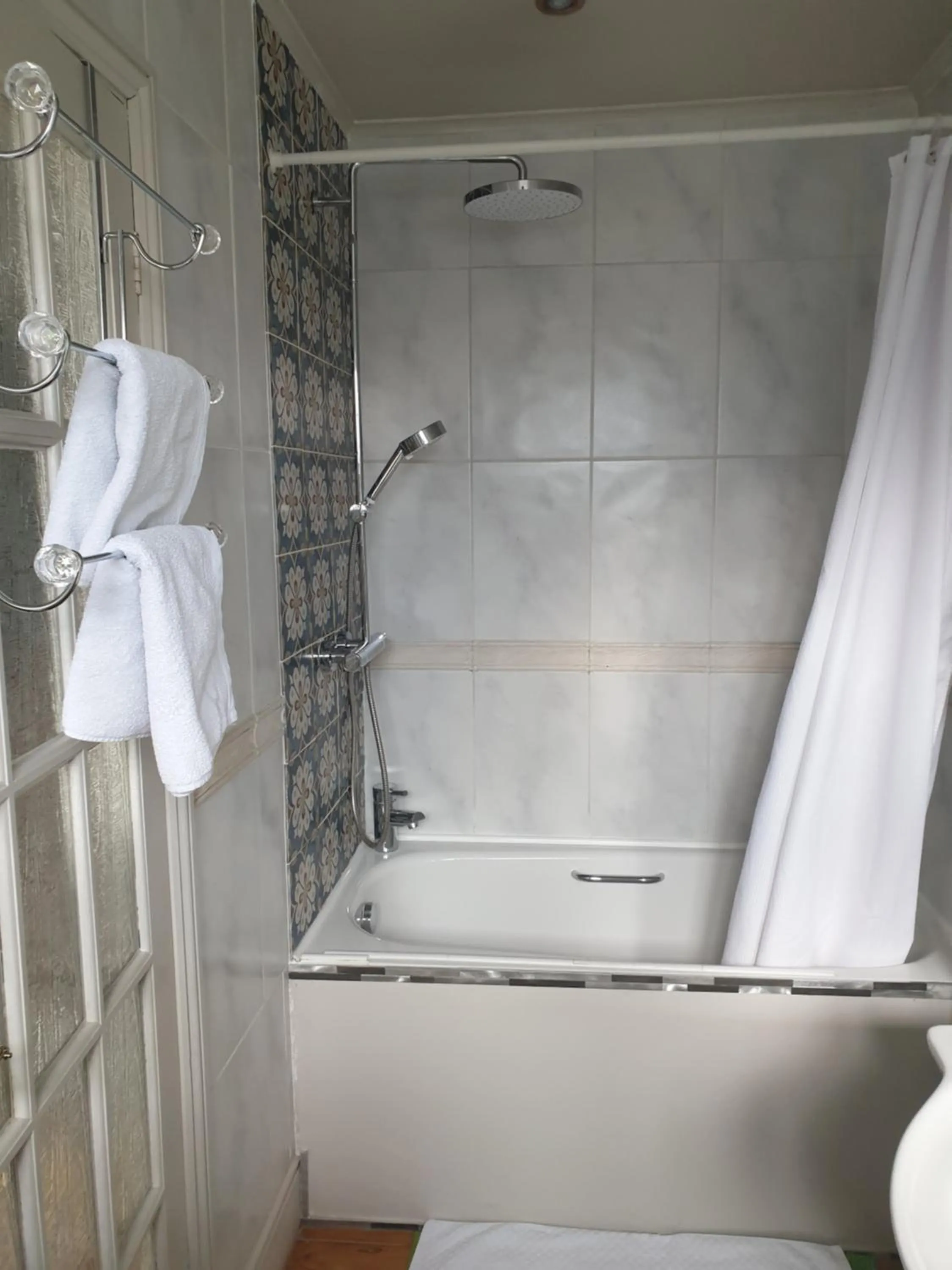 Bathroom in Harry's bed and breakfast