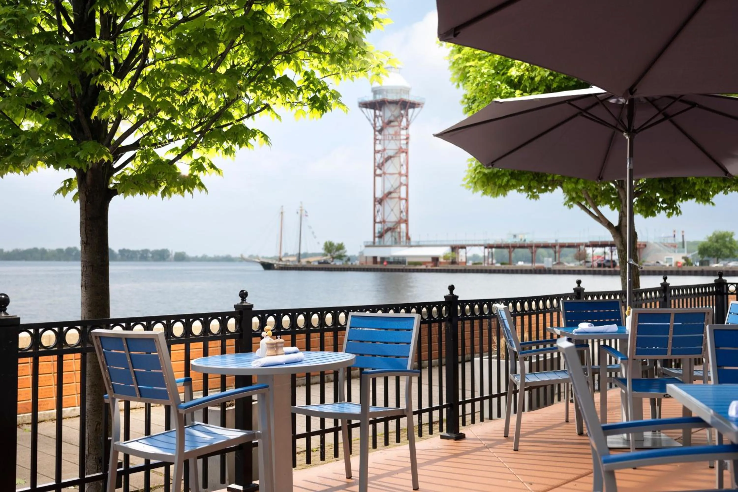 Restaurant/places to eat in Sheraton Erie Bayfront Hotel