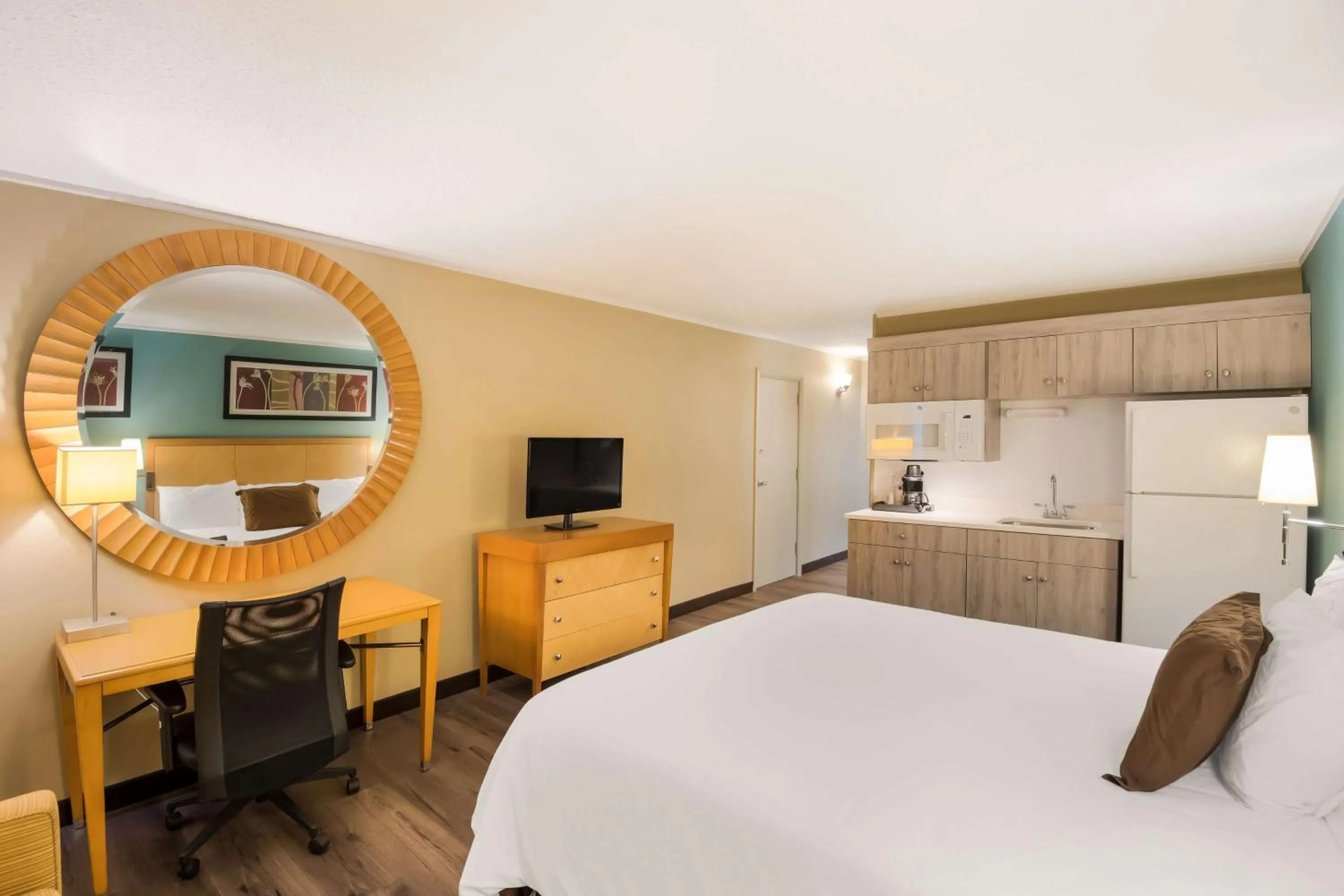 Bedroom, Bed in SureStay Plus Hotel by Best Western Jasper