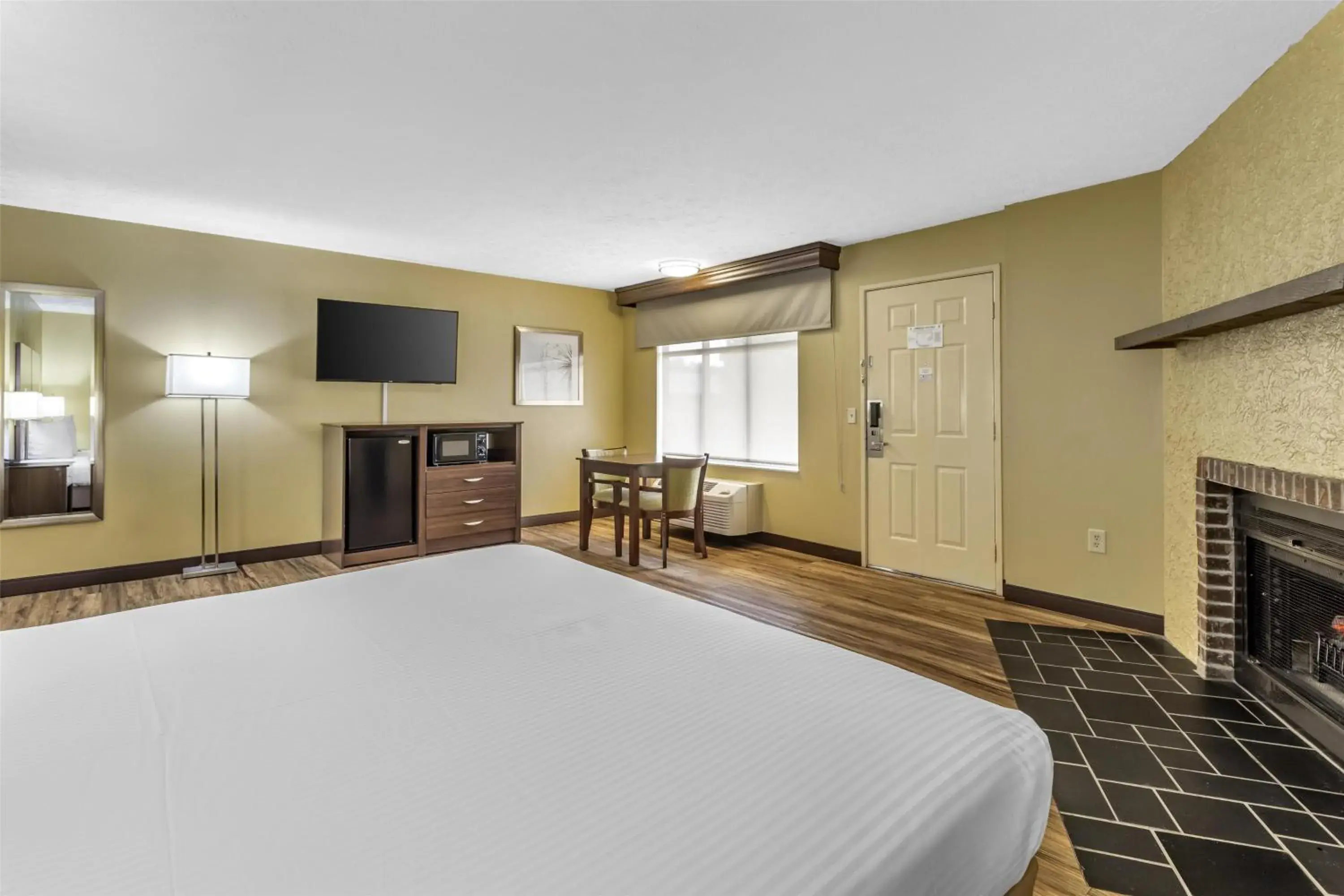 King Room with Walk In Shower - Non-Smoking in Best Western Plaza Inn King Room with Walk In Shower - Non-Smoking in Best Western Plaza Inn