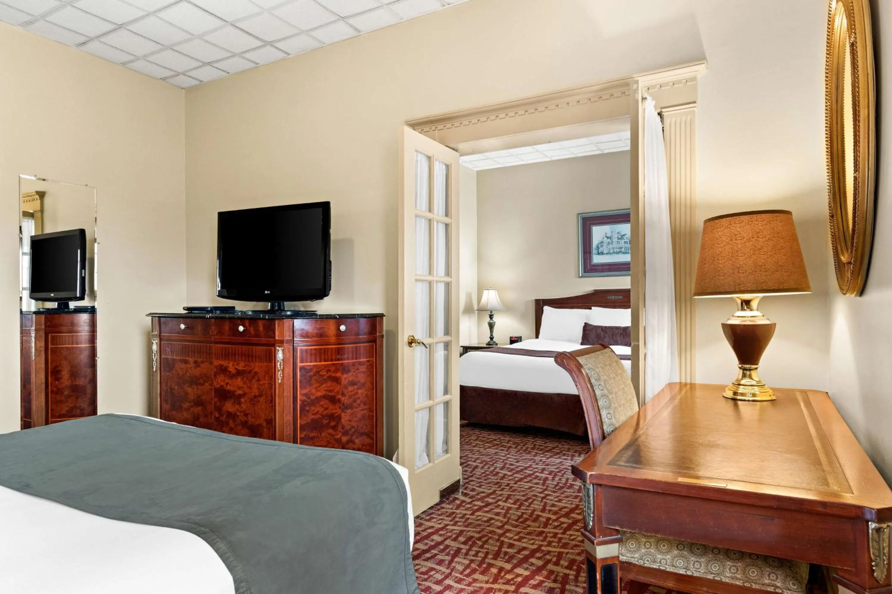 Bedroom, Bed in Genetti Hotel, SureStay Collection by Best Western