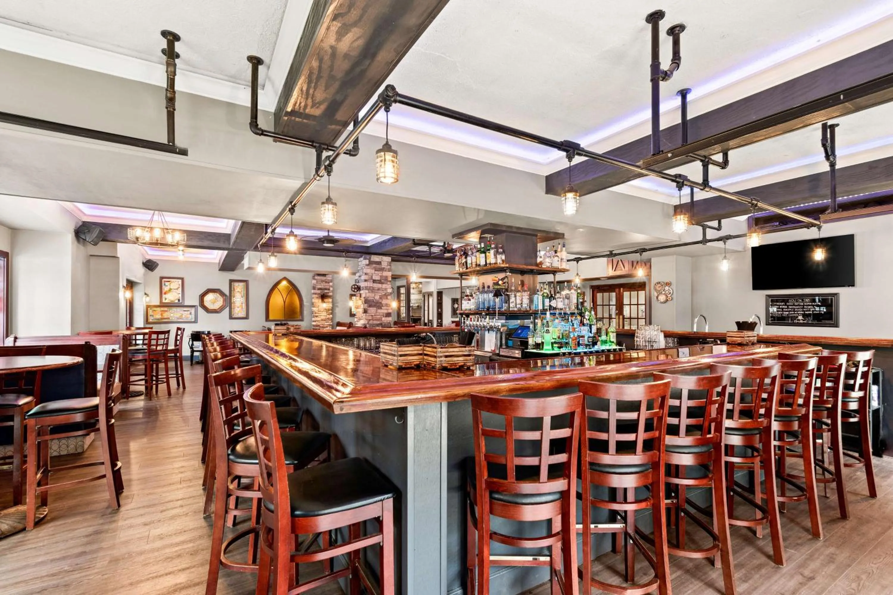 Lounge or bar in Genetti Hotel, SureStay Collection by Best Western