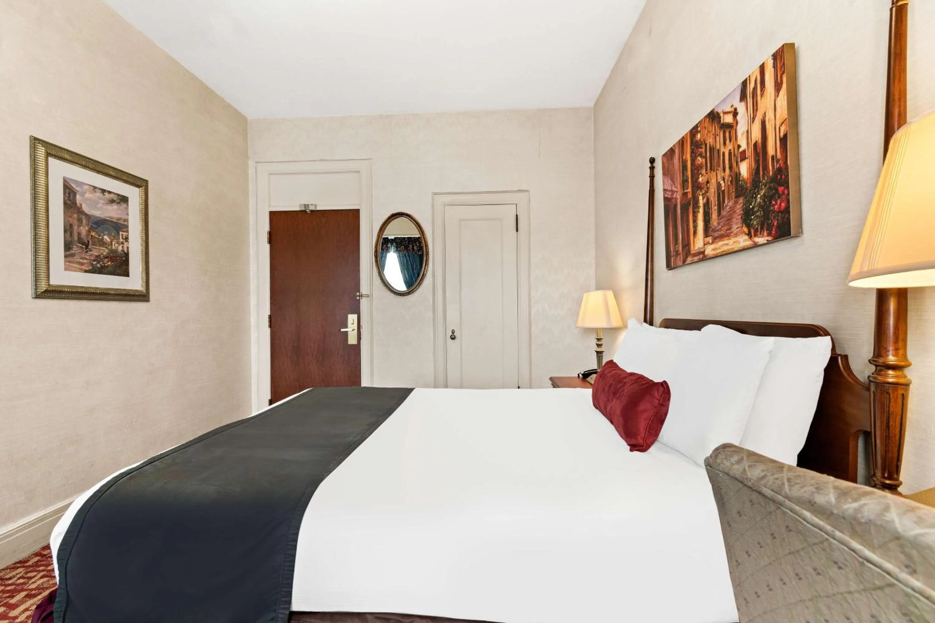 Bedroom, Bed in Genetti Hotel, SureStay Collection by Best Western