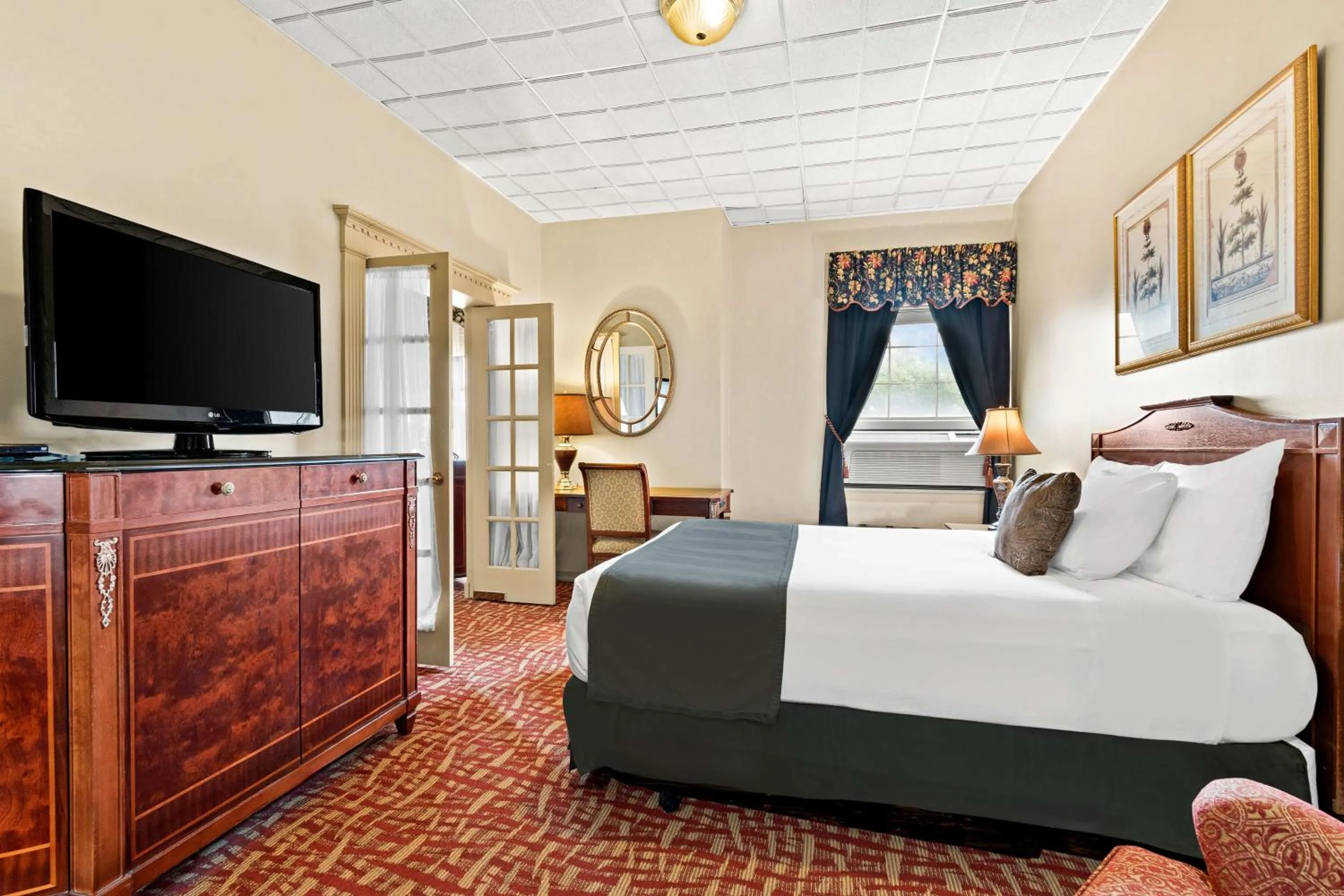 Bedroom, Bed in Genetti Hotel, SureStay Collection by Best Western