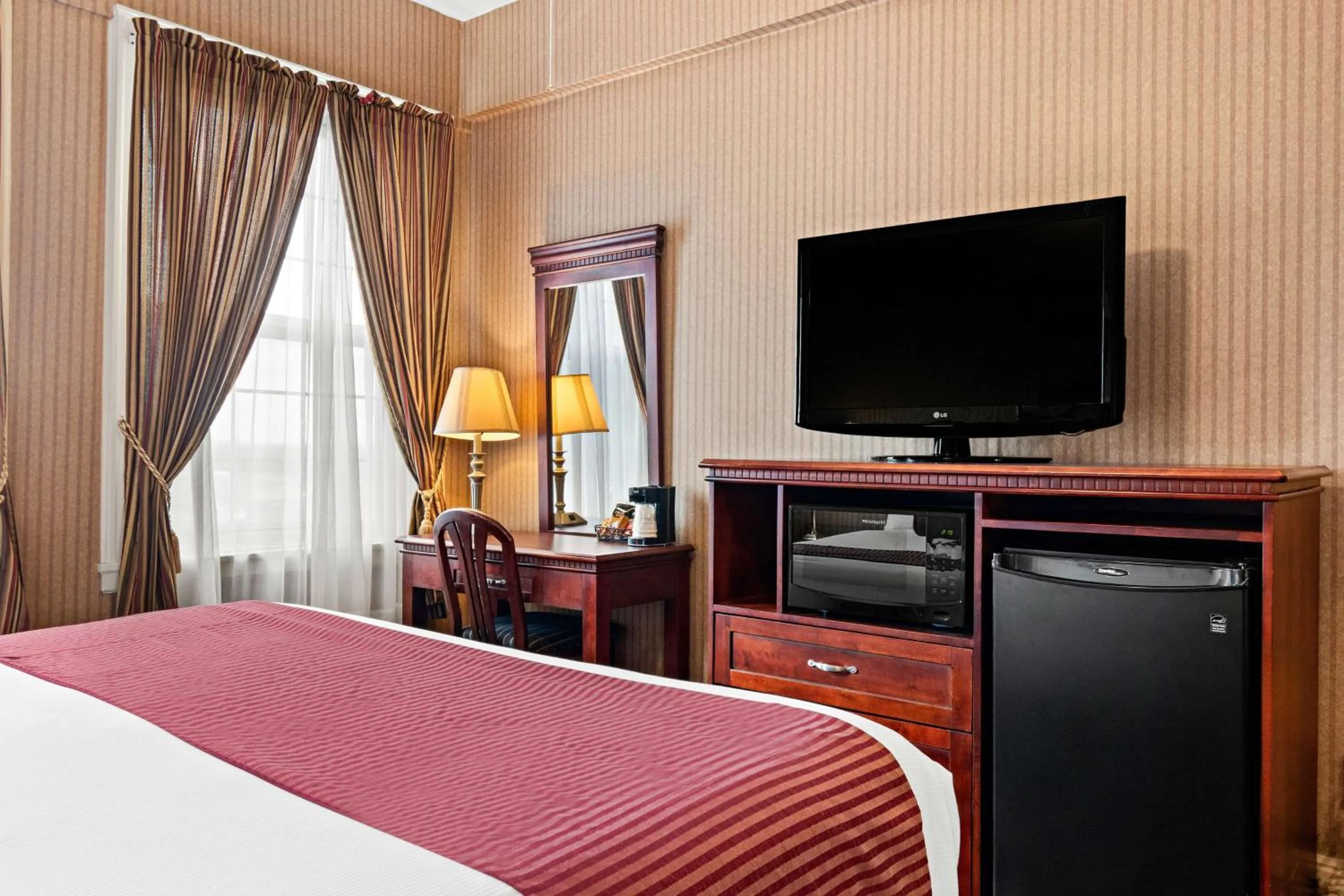 Bedroom, Bed in Genetti Hotel, SureStay Collection by Best Western