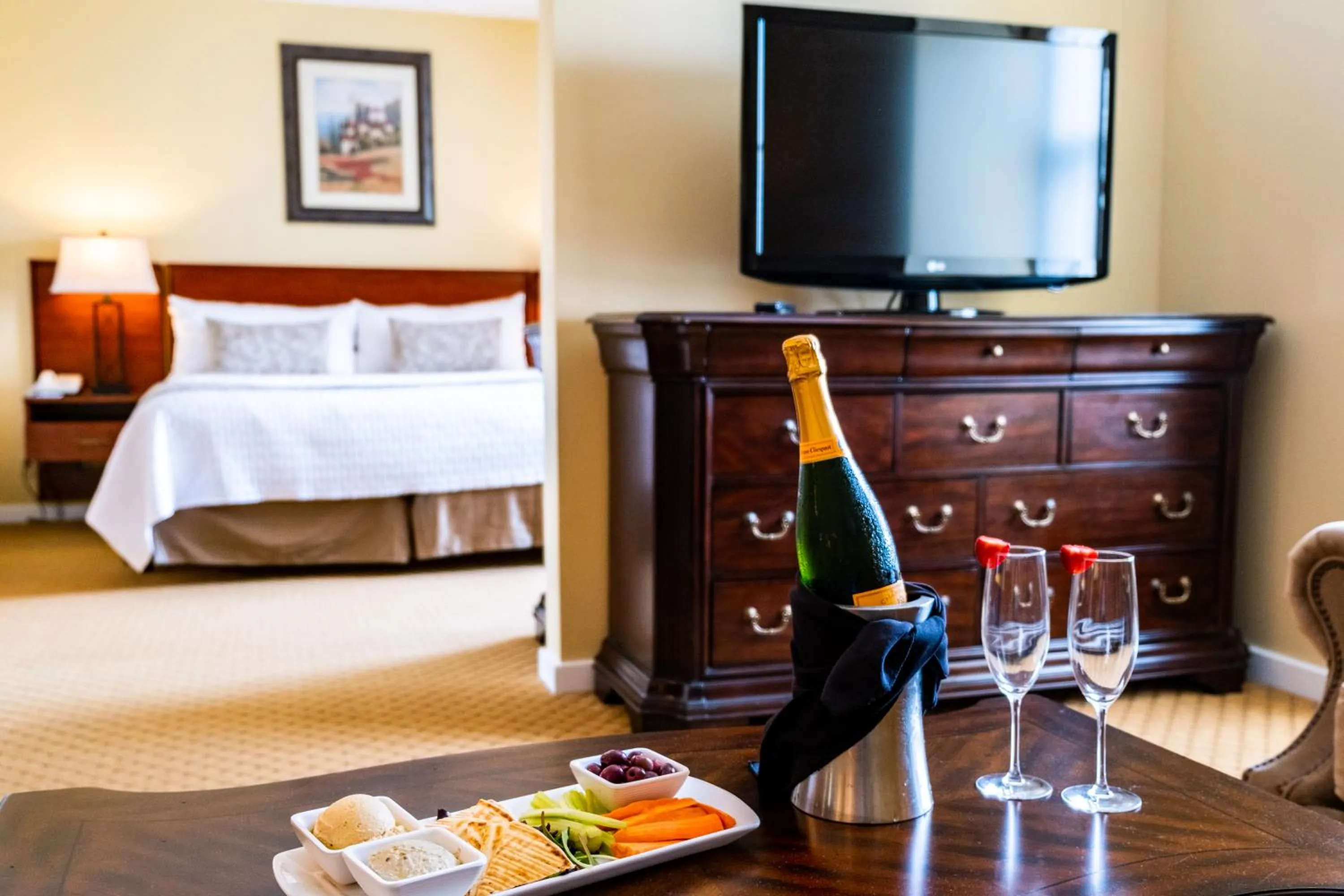 Communal lounge/ TV room, Bed in Nassau Inn