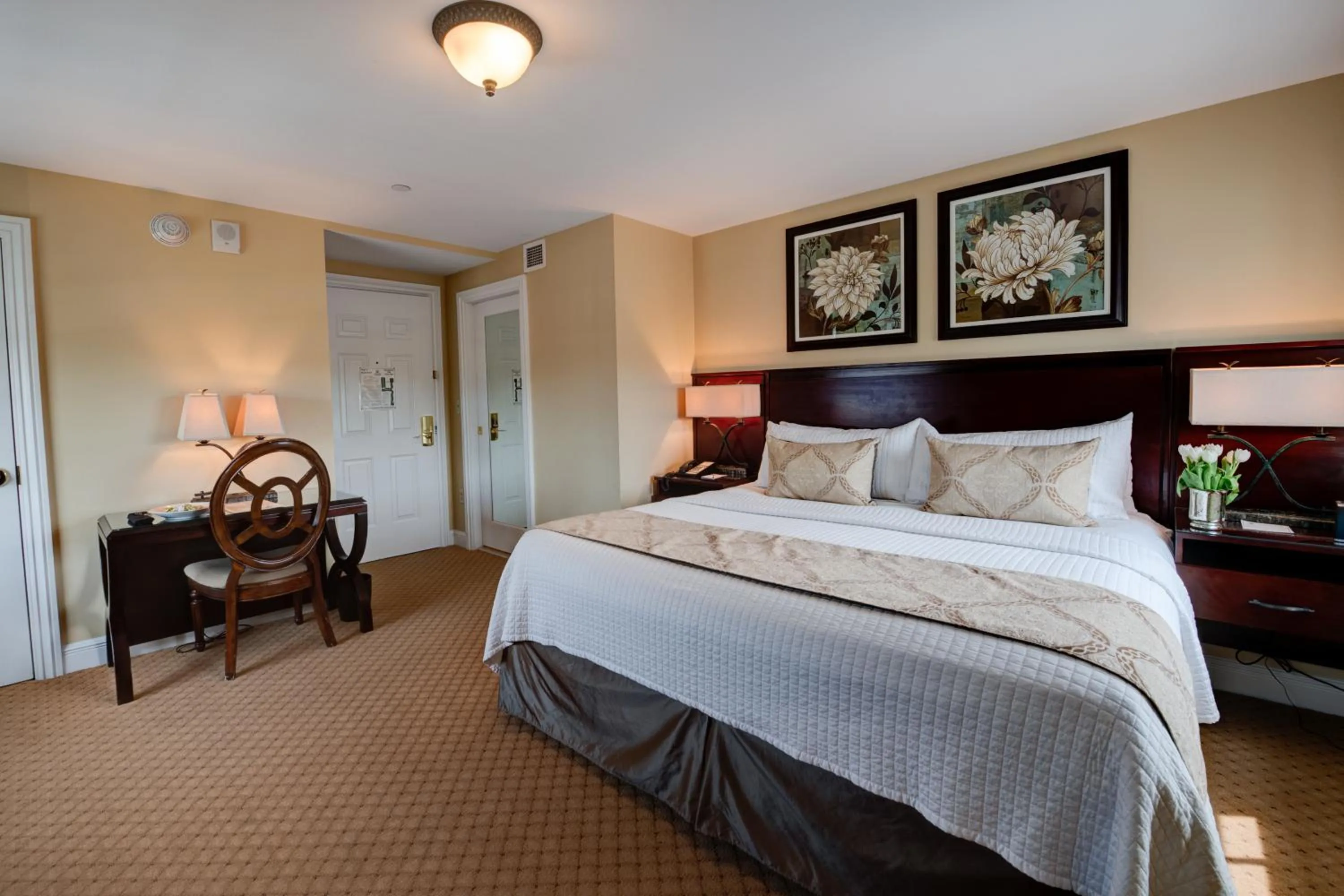 Bedroom, Bed in Nassau Inn