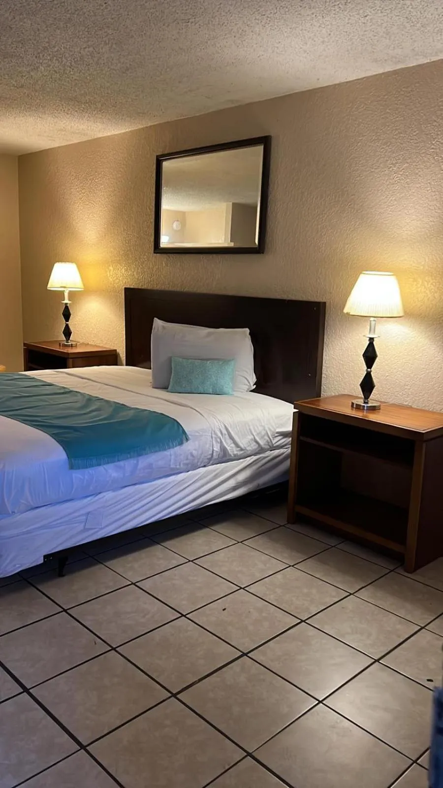 Bed in APM Inn & Suites - Jacksonville