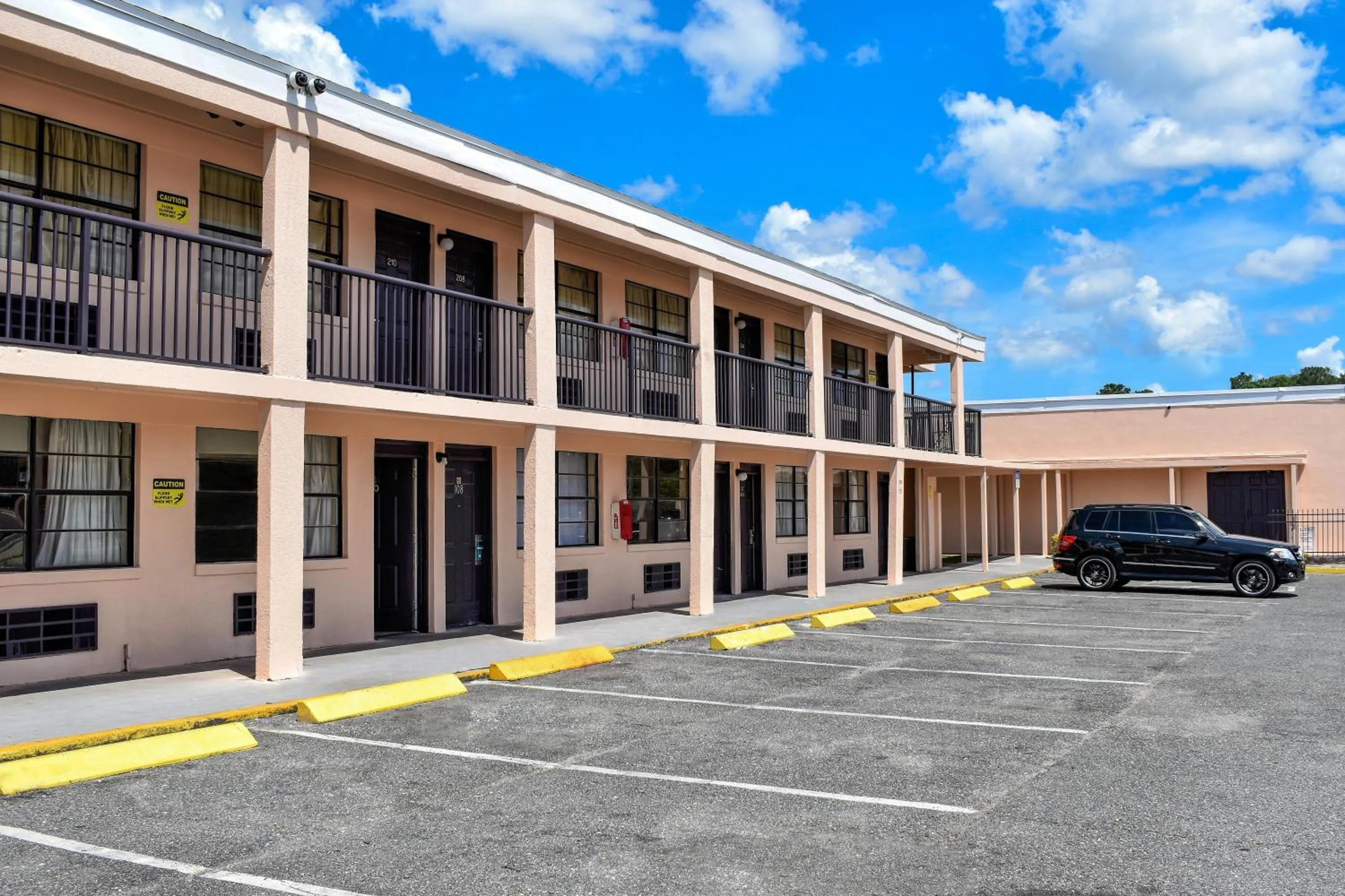 Property Building in APM Inn & Suites - Jacksonville