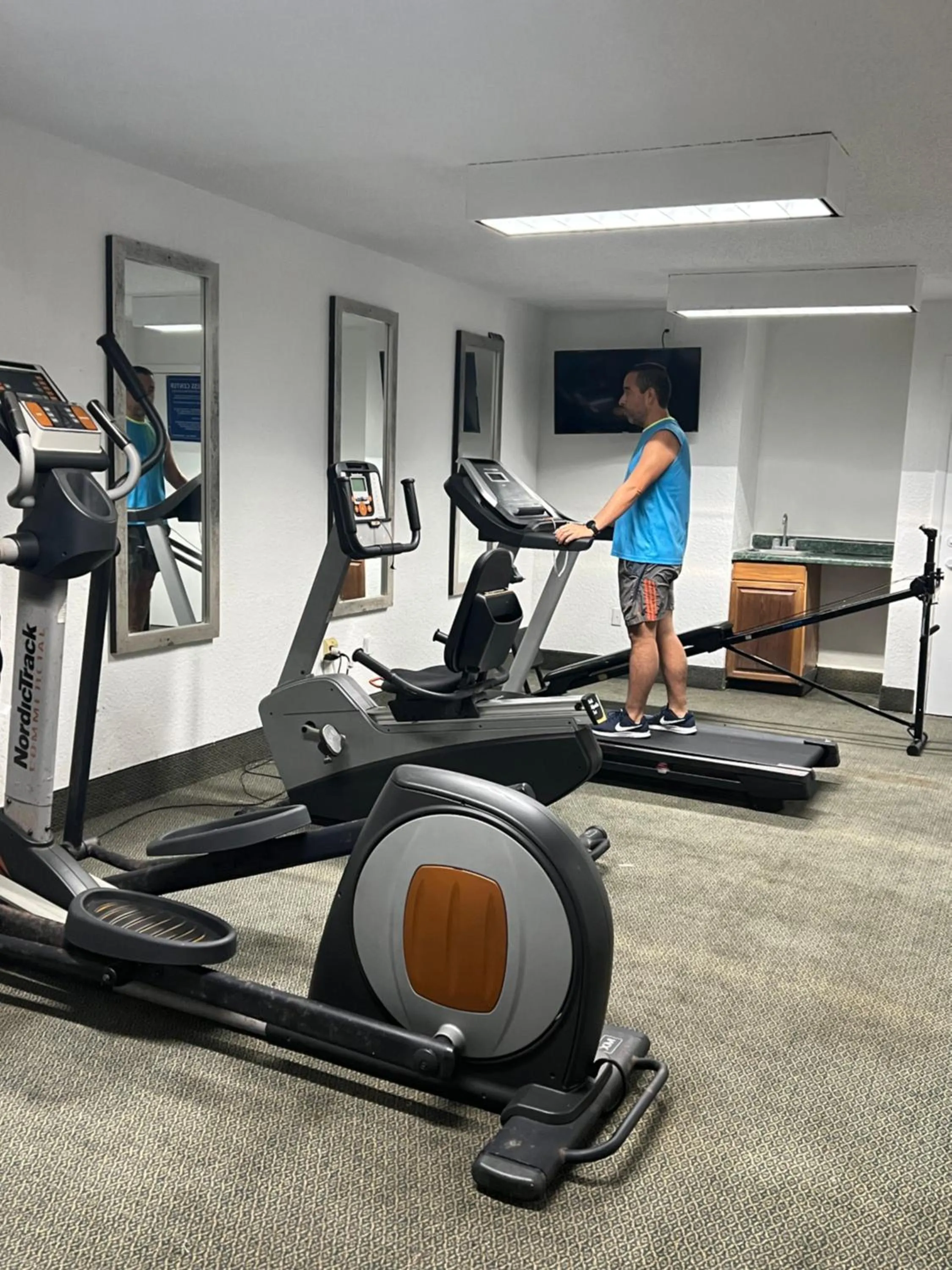 Fitness centre/facilities, Fitness Center/Facilities in APM Inn & Suites - Jacksonville