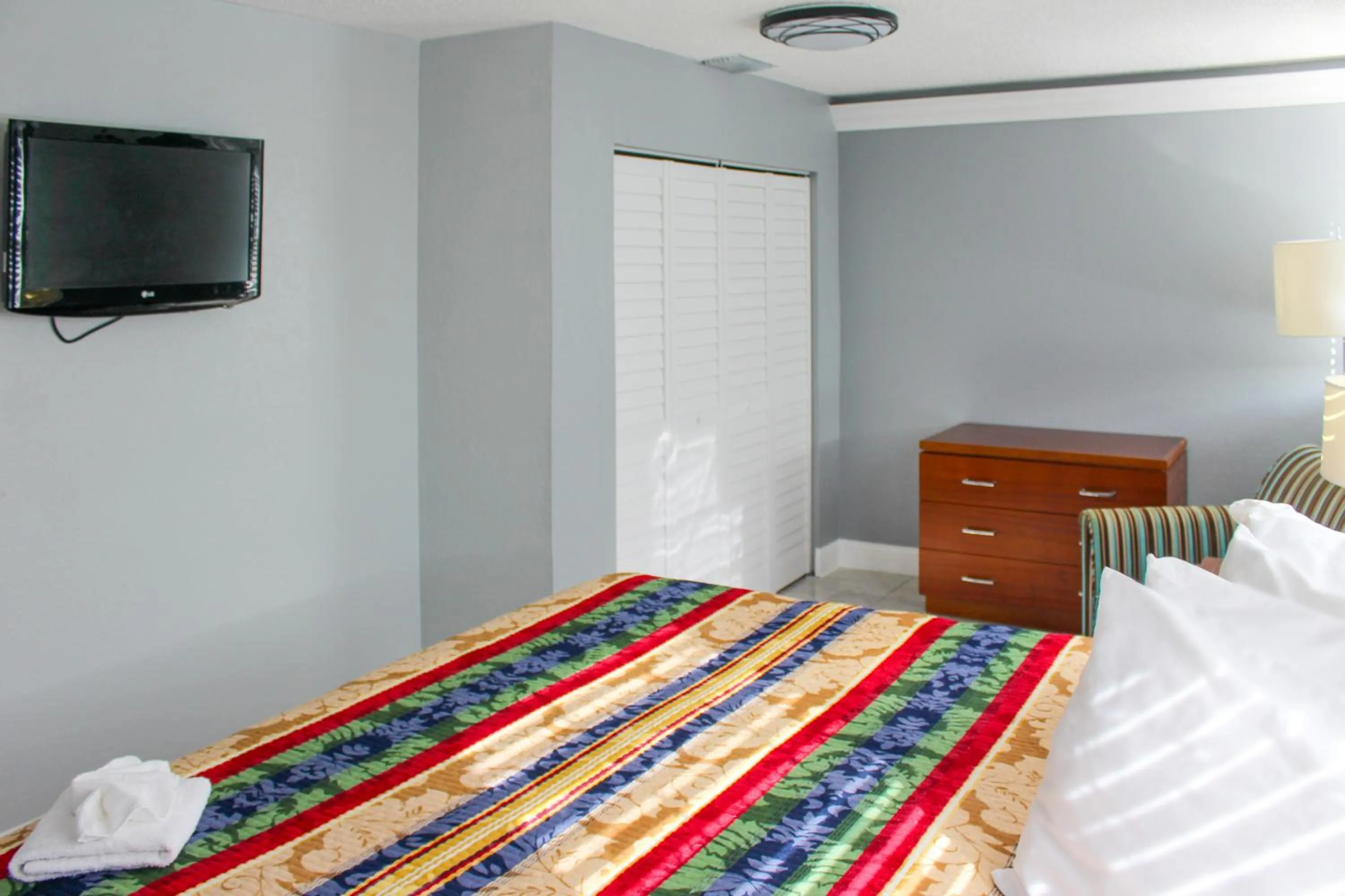 TV and multimedia, TV/Entertainment Center in APM Inn & Suites - Jacksonville