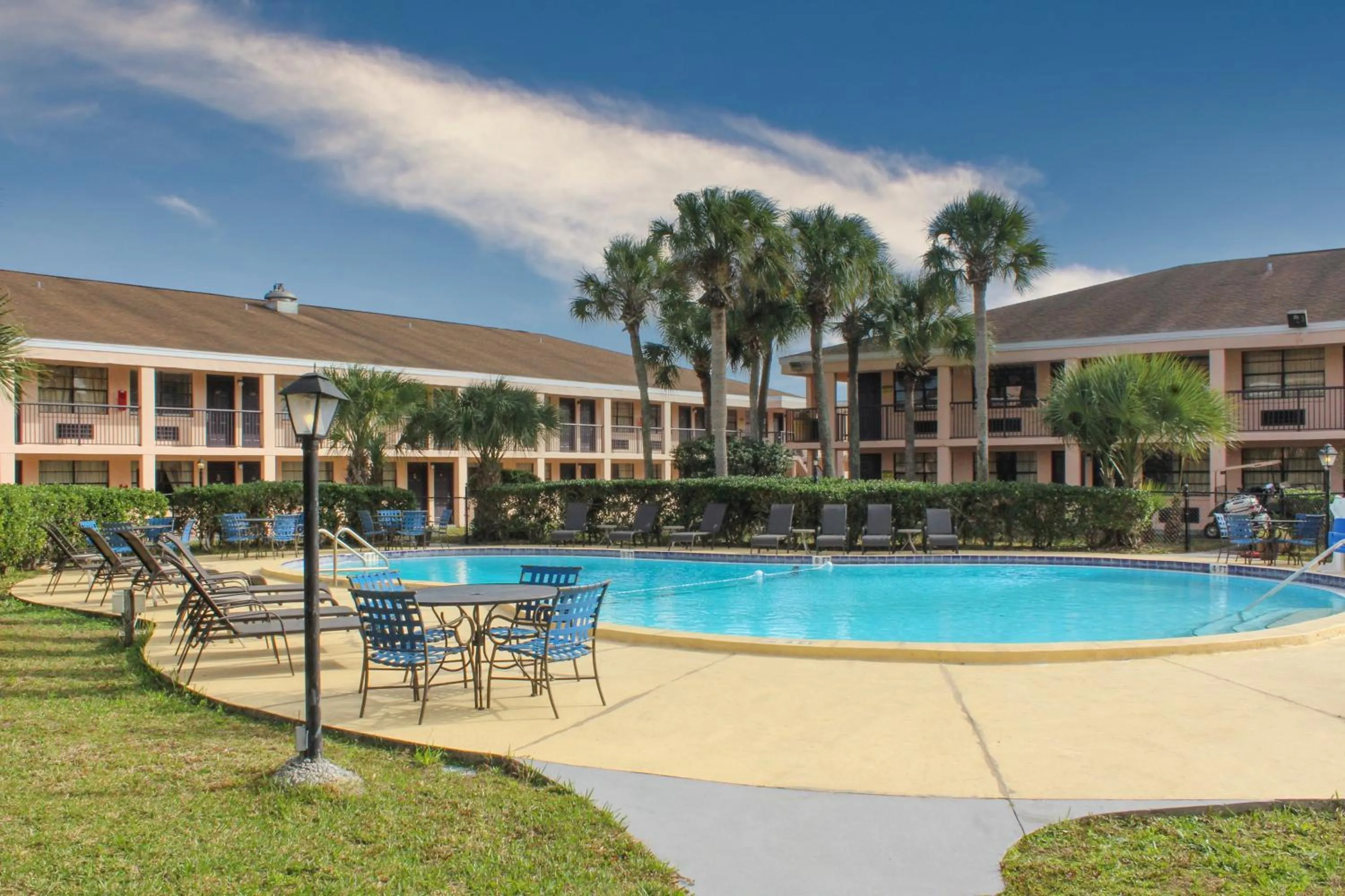Swimming Pool in APM Inn & Suites - Jacksonville