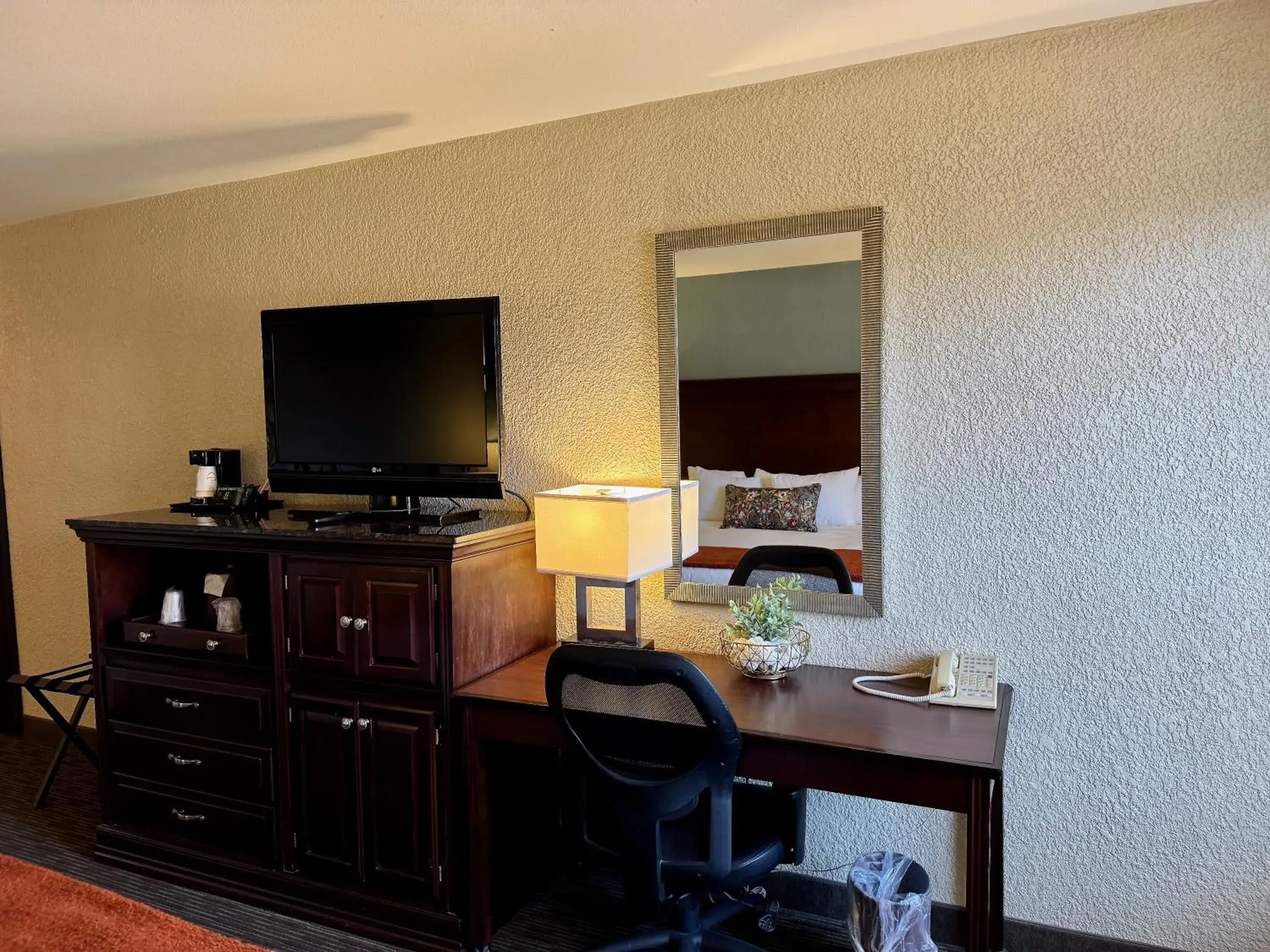 Standard King Room in Troy Inn & Suites Standard King Room in Troy Inn & Suites