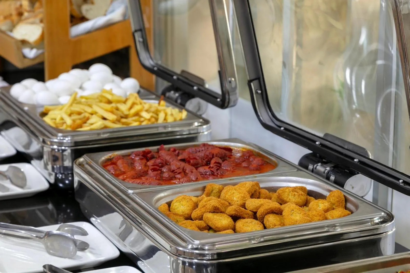 Food and drinks in Reo Hotel